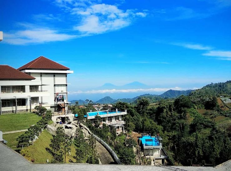 River Hill Resort via Pegipegi, 1. Wisata Tawangmangu Grojogan Sewu, 2. Air Terjun Jumog, 3. Wisata Tawangmangu Agrowisata Sondokoro, 4. Candi Cetho, 5. Wisata Tawangmangu Gunung Lawu, 6. Wisata Tawangmangu Desa Nglurah, 7. Wisata Tawangmangu Air Terjun Pringgodani, 8. Wisata Tawangmangu – Outbound , 9. Flying Fox di Objek Wisata Tawangmangu, 10. Wisata Pemandian Air Hangat Cumpleng, 11. Camping Seru di Sekipan, Kalisoro, Tawangmangu, 12. Wisata Tawangmangu Situs Purbakala Menggung , 13. Wisata Kuliner di Tawangmangu Sate Kelinci, 14. Memetik Strawberry di Tawangmangu, 15. Obyek Wisata New Taman Balemkambang Tawangmangu, 16. Telaga Sarangan, 17. Air Terjun Parang Ijo, 18. Kebun Teh Kemuning, 19. Wisata Bukit Sekipan, 20. Rumah Atsiri, 21. Lawu Park, 22. River Hill Resort, 23. Kedung Sriti, 24. Air Terjun Jurang Sundo Tawangmangu, 25. Puncak Gunung Gamping, 26. Gunung Mongkrang, 27. Sakura Hills