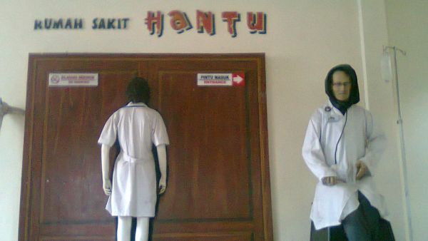 Rumah Sakit Hantu via Okezone, Lokasi Wisata Bahari Lamongan, 1. Paus Dangdut, 2. Maharani Zoo, 3. Speed Flip, 4. Naik Onta, 5. Rumah Sakit Hantu, 6. Tembak Ikan,  7. Panggung Gembira, Wahana Gratis, Harga Tiket Masuk Wisata Bahari Lamongan, Kuliner Wisata Bahari Lamongan, Belanja Wisata Bahari Lamongan