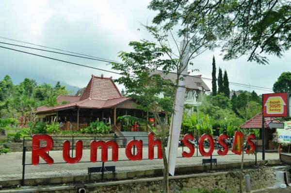 Rumah Sosis, 1. Bubur Ayam Agus, 2. Pecel Kawi, 3. Kuliner Malam Pos Ketan Legenda 1967, 4. Sate Landak Bu Ria, 5. Soto Geprak Mbah Djo, 6. Hot Cui Mie Gloria Malang, 7. Toko Oen, 8. Cafe Jagung Jaya Abadi, 9. Warung Ronde Titoni, 10. Depot Hok Lay, 11. Rumah Makan Cairo, 12. Putu Lanang Celaket, 13. Bakpao Boldy, 14. Mie Gajah Mada, 15. Rujak Cingur Bude Ruk, 16. Warung Lama Haji Ridwan, 17. Depot Tahu Lontong Lonceng, 18. Burger Buto, 19. Pia Mangkok Malang, 20. STMJ Glintung, 21. Mie Iblis Malang, 22. Surabi Gendut, 23. Gado-Gado Citra Kota Malang, 23. Bakso President, 24. Lesehan Pak H. SHOLEH, 25. Lesehan Yogyakarta Malang, 26. Taman Indie Resto Malang, 27. Amsterdam Garden Resto & Steak House Malang, 28. Malibu Steak ‘n’ Pizza Malang, 29. Padi Resto Galeri Malang, 30. Ikan Bakar 52 Malang, 31. Ikan Goreng Pangeran Muda Malang, 32. Ikan Bakar Cianjur ( IBC ), 33. Pondok Desa Kampung Telaga Malang, 34. Javanine Restaurant, 35. Rumah Makan Inggil, 36. Bakso Bakar Trowulan, 37. Depot Rawon Nguling, 38. WellDuck Bebek Goreng & Bakar, 39. Ayam Kremes Madura Potre Koneng, 40. Bakso Bakar Pahlawan Trip Malang, 41. Harmoni Resto Cafe Malang, 42. Baegopa Malang, 43. Pecel Pyuur (Brisam) Malang, 44. Mie Tomcat Malang, 45. Rawon Brintik, Warung Bu Napsiah Malang, 46. Noodle Inc Malang, 47. Bakso Kota Cak Man Malang, 48. Warung Spesial Sambal Malang, 49. Mie Jogging Malang, 50. Ayam Bakar Lientang Malang, 51. Dapur Resto Kota Malang, 52. Waroeng Bamboe Lesehan Sidomulyo, 53. Omah Kitir Cafe Factory, 54. Waroeng Lesehan Pring Pethuk, 53. Melati Restaurant, 54. Rumah Opa Kitchen And Lounge, 55. Rumah Coffee Loe Mien Toe, 56. Madam Wang Secret Garden, 57. Daerah Payung, 58. Rumah Sosis, 59. Jungle Fast Food Resto, 60. Ria Djenaka Batu, 61. Warung Sate Kelinci, 62. Warung Wareg, 63. Sate Hotplet, 64. Racel Risol, 65. Illy Cafe Lai Lai, 66. Ayam Pakuan, 67. Warung Mie Setan, 68. Orem-orem Khas Arema, 69. Surabi Imut, 70. Bakso Bakar Pak Man, 71. Cwie Mie Malang, 72. Sate dan Gule Kambing Haji Paino Bunul (Tahun 1973 – Sekarang), 73. Depot Soto Lombok (Tahun 1955 – Sekarang), 74. Soto Daging Pak Markeso (Tahun 1950 – Sekarang), 75. Soto Daging Rahayu (sejak 1928), 76. Warung Bu Haji AREMA