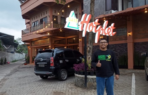 Sate Hotplet via Kanal24, 1. Bubur Ayam Agus, 2. Pecel Kawi, 3. Kuliner Malam Pos Ketan Legenda 1967, 4. Sate Landak Bu Ria, 5. Soto Geprak Mbah Djo, 6. Hot Cui Mie Gloria Malang, 7. Toko Oen, 8. Cafe Jagung Jaya Abadi, 9. Warung Ronde Titoni, 10. Depot Hok Lay, 11. Rumah Makan Cairo, 12. Putu Lanang Celaket, 13. Bakpao Boldy, 14. Mie Gajah Mada, 15. Rujak Cingur Bude Ruk, 16. Warung Lama Haji Ridwan, 17. Depot Tahu Lontong Lonceng, 18. Burger Buto, 19. Pia Mangkok Malang, 20. STMJ Glintung, 21. Mie Iblis Malang, 22. Surabi Gendut, 23. Gado-Gado Citra Kota Malang, 23. Bakso President, 24. Lesehan Pak H. SHOLEH, 25. Lesehan Yogyakarta Malang, 26. Taman Indie Resto Malang, 27. Amsterdam Garden Resto & Steak House Malang, 28. Malibu Steak ‘n’ Pizza Malang, 29. Padi Resto Galeri Malang, 30. Ikan Bakar 52 Malang, 31. Ikan Goreng Pangeran Muda Malang, 32. Ikan Bakar Cianjur ( IBC ), 33. Pondok Desa Kampung Telaga Malang, 34. Javanine Restaurant, 35. Rumah Makan Inggil, 36. Bakso Bakar Trowulan, 37. Depot Rawon Nguling, 38. WellDuck Bebek Goreng & Bakar, 39. Ayam Kremes Madura Potre Koneng, 40. Bakso Bakar Pahlawan Trip Malang, 41. Harmoni Resto Cafe Malang, 42. Baegopa Malang, 43. Pecel Pyuur (Brisam) Malang, 44. Mie Tomcat Malang, 45. Rawon Brintik, Warung Bu Napsiah Malang, 46. Noodle Inc Malang, 47. Bakso Kota Cak Man Malang, 48. Warung Spesial Sambal Malang, 49. Mie Jogging Malang, 50. Ayam Bakar Lientang Malang, 51. Dapur Resto Kota Malang, 52. Waroeng Bamboe Lesehan Sidomulyo, 53. Omah Kitir Cafe Factory, 54. Waroeng Lesehan Pring Pethuk, 53. Melati Restaurant, 54. Rumah Opa Kitchen And Lounge, 55. Rumah Coffee Loe Mien Toe, 56. Madam Wang Secret Garden, 57. Daerah Payung, 58. Rumah Sosis, 59. Jungle Fast Food Resto, 60. Ria Djenaka Batu, 61. Warung Sate Kelinci, 62. Warung Wareg, 63. Sate Hotplet, 64. Racel Risol, 65. Illy Cafe Lai Lai, 66. Ayam Pakuan, 67. Warung Mie Setan, 68. Orem-orem Khas Arema, 69. Surabi Imut, 70. Bakso Bakar Pak Man, 71. Cwie Mie Malang, 72. Sate dan Gule Kambing Haji Paino Bunul (Tahun 1973 – Sekarang), 73. Depot Soto Lombok (Tahun 1955 – Sekarang), 74. Soto Daging Pak Markeso (Tahun 1950 – Sekarang), 75. Soto Daging Rahayu (sejak 1928), 76. Warung Bu Haji AREMA