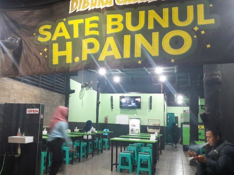 Sate dan Gule Kambing Haji Paino Bunul, 1. Bubur Ayam Agus, 2. Pecel Kawi, 3. Kuliner Malam Pos Ketan Legenda 1967, 4. Sate Landak Bu Ria, 5. Soto Geprak Mbah Djo, 6. Hot Cui Mie Gloria Malang, 7. Toko Oen, 8. Cafe Jagung Jaya Abadi, 9. Warung Ronde Titoni, 10. Depot Hok Lay, 11. Rumah Makan Cairo, 12. Putu Lanang Celaket, 13. Bakpao Boldy, 14. Mie Gajah Mada, 15. Rujak Cingur Bude Ruk, 16. Warung Lama Haji Ridwan, 17. Depot Tahu Lontong Lonceng, 18. Burger Buto, 19. Pia Mangkok Malang, 20. STMJ Glintung, 21. Mie Iblis Malang, 22. Surabi Gendut, 23. Gado-Gado Citra Kota Malang, 23. Bakso President, 24. Lesehan Pak H. SHOLEH, 25. Lesehan Yogyakarta Malang, 26. Taman Indie Resto Malang, 27. Amsterdam Garden Resto & Steak House Malang, 28. Malibu Steak ‘n’ Pizza Malang, 29. Padi Resto Galeri Malang, 30. Ikan Bakar 52 Malang, 31. Ikan Goreng Pangeran Muda Malang, 32. Ikan Bakar Cianjur ( IBC ), 33. Pondok Desa Kampung Telaga Malang, 34. Javanine Restaurant, 35. Rumah Makan Inggil, 36. Bakso Bakar Trowulan, 37. Depot Rawon Nguling, 38. WellDuck Bebek Goreng & Bakar, 39. Ayam Kremes Madura Potre Koneng, 40. Bakso Bakar Pahlawan Trip Malang, 41. Harmoni Resto Cafe Malang, 42. Baegopa Malang, 43. Pecel Pyuur (Brisam) Malang, 44. Mie Tomcat Malang, 45. Rawon Brintik, Warung Bu Napsiah Malang, 46. Noodle Inc Malang, 47. Bakso Kota Cak Man Malang, 48. Warung Spesial Sambal Malang, 49. Mie Jogging Malang, 50. Ayam Bakar Lientang Malang, 51. Dapur Resto Kota Malang, 52. Waroeng Bamboe Lesehan Sidomulyo, 53. Omah Kitir Cafe Factory, 54. Waroeng Lesehan Pring Pethuk, 53. Melati Restaurant, 54. Rumah Opa Kitchen And Lounge, 55. Rumah Coffee Loe Mien Toe, 56. Madam Wang Secret Garden, 57. Daerah Payung, 58. Rumah Sosis, 59. Jungle Fast Food Resto, 60. Ria Djenaka Batu, 61. Warung Sate Kelinci, 62. Warung Wareg, 63. Sate Hotplet, 64. Racel Risol, 65. Illy Cafe Lai Lai, 66. Ayam Pakuan, 67. Warung Mie Setan, 68. Orem-orem Khas Arema, 69. Surabi Imut, 70. Bakso Bakar Pak Man, 71. Cwie Mie Malang, 72. Sate dan Gule Kambing Haji Paino Bunul (Tahun 1973 – Sekarang), 73. Depot Soto Lombok (Tahun 1955 – Sekarang), 74. Soto Daging Pak Markeso (Tahun 1950 – Sekarang), 75. Soto Daging Rahayu (sejak 1928), 76. Warung Bu Haji AREMA