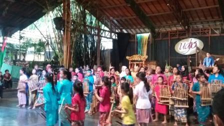 Saung Angklung Udjo - Menumbuhkan Kecintaan Terhadap Seni, 1. Phantasia Barbie Gallery di the Balcony Restaurant, 2. Park Hopping Bandung, 3. Wisata Alam di Dusun Bambu Family Leisure Park, 4. Tempat Wisata Anak Paling Favorit Kampung Gajah Wonderland di Bandung (Tutup), 5. Kampung Dago Pojok, 6. Sky Level PVJ, Kebun Binatang Mini di Atap Sebuah Mall di Bandung, 7. Tempat Wisata Edukasi Anak di Padepokan Dayang Sumbi Bandung, 8. Tempat Wisata Alam di Ranca Upas, Ciwidey Bandung, 9. Tempat Wisata Anak Terbaru Bandung Carnival Land, 10. Jendela Alam Farm, 11. Nanny’s Pavillon – Kafe Unik dan Menarik, 12. Objek Wisata Anak di Bandung – Kampung Batu Malakasari, 13. Tempat Wisata Anak di Bandung Paling Populer Ciwidey Valley Waterpark Resort, 14. The Farm House – Tempat Wisata Anak Berupa Rumah Hobbit, 15. Saung Angklung Udjo – Menumbuhkan Kecintaan Terhadap Seni, 16. Ajarkan Anak Membatik di Rumah Batik Komar, 17. Bandung Science Centre – Tempat Wisata Anak di Bandung, 18. Crayon’s Craft &amp; Co, 19. Komunitas Hong – Kembali Ke Masa Anak di Tahun 90an, 20. Liburan Anak Seru di SPICE Camp (Spirit Camp Educity), 21. Maya Hirai School of Origami, 22. Gang Sereh Tempat Belajar Membuat Layangan, 23. Cihampelas Walk, 24. Miss Bee Providore, 25. Kebun Stroberi Ciwidey, 26. Taman Lalu Lintas Ade Irma Suryani, 27. Trans Studio Bandung, 28. Kebun Binatang Bandung, 29. Karang Setra Waterpark, 30. Taman Bermain MIM, 31. Taman Kupu Cihanjuang, 32. De’Ranch Bandung, 33. Kebun Bunga Cihideung, 34. Pemandian Air Panas Ciwalini, 35. Teras Cikapundung Riverspot, 36. Dago Dream Park, 37. Floating Market Lembang, 38. De Ranch, 40. Museum Geologi, 41. Farmhouse Lembang, 42. Glamping Lakeside Rancabali, 43. Taman Miniatur Kereta Api, 44. Taman Burung, Bird and Bromelia Pavilion, 45. Fairy Garden