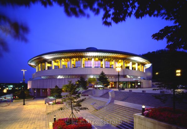Seoul Arts Center via Koreaherald, 1. Istana Gyeongbok (Gyeongbokgung) – Kyŏngbokkung, 2. Lotte World, 3. Pulau Jeju, 4. Bomun Pavilion, Gyeongju, 5. Yang Dong Traditional Village, 6. Seomjin River Train Village, 7. Seongsan Sunrise Peak, 8. Stasiun Kyeong-Wha, Jinhae, 9. Taepyeong Salt Farm, 10. Boseong Green Tea Field, 11. Monumen Peringatan Perang Korea, 12. Teater Nanta di MyeongDong, 13. Taman Nasional Bukhansan, 14. Seoul Arts Center (Pusat Kesenian Seoul), 15. Istana Changdeok (Changdeokgung), 16. Uleung Island Seaside Road, 17. Tempat Wisata Belanja Myeongdong, 18. Bukchon Village, 19. Namsan Seoul Tower ( N Seoul Tower), 20. National Folk Museum of Korea (Museum Nasional Rakyat Korea), 21. Olympic Park, 22. Incheon, 23. Garden of Morning Calm, 24. Taebaek Snow Festival, 25. Gunung Naejangsan, 26. Korean Demilitarized Zone atau DMZ, 27. Namsangol Hanok Village, 28. Pulau Nami, 29. Everland Theme Park, 30. Cheonggyecheon River, 31. Gangnam District, 32. Hongdae, 33. Gamcheon culture village, 34. Pulau Udo, 35. National Gwacheon Science Museum