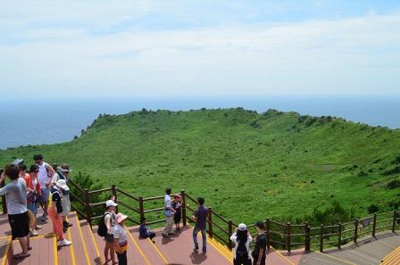 Seongsan Sunrise Peak, 1. Istana Gyeongbok (Gyeongbokgung) – Kyŏngbokkung, 2. Lotte World, 3. Pulau Jeju, 4. Bomun Pavilion, Gyeongju, 5. Yang Dong Traditional Village, 6. Seomjin River Train Village, 7. Seongsan Sunrise Peak, 8. Stasiun Kyeong-Wha, Jinhae, 9. Taepyeong Salt Farm, 10. Boseong Green Tea Field, 11. Monumen Peringatan Perang Korea, 12. Teater Nanta di MyeongDong, 13. Taman Nasional Bukhansan, 14. Seoul Arts Center (Pusat Kesenian Seoul), 15. Istana Changdeok (Changdeokgung), 16. Uleung Island Seaside Road, 17. Tempat Wisata Belanja Myeongdong, 18. Bukchon Village, 19. Namsan Seoul Tower ( N Seoul Tower), 20. National Folk Museum of Korea (Museum Nasional Rakyat Korea), 21. Olympic Park, 22. Incheon, 23. Garden of Morning Calm, 24. Taebaek Snow Festival, 25. Gunung Naejangsan, 26. Korean Demilitarized Zone atau DMZ, 27. Namsangol Hanok Village, 28. Pulau Nami, 29. Everland Theme Park, 30. Cheonggyecheon River, 31. Gangnam District, 32. Hongdae, 33. Gamcheon culture village, 34. Pulau Udo, 35. National Gwacheon Science Museum
