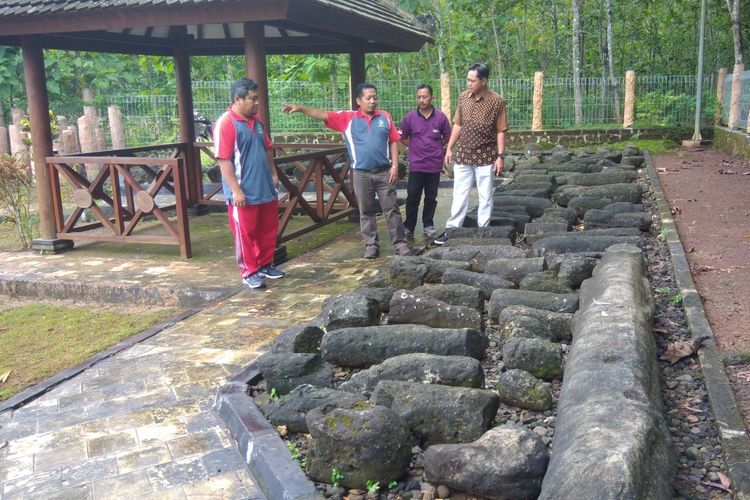 Situs Megalitik Sokoliman via Kompas, 1. Pantai Pok Tunggal, 2. Pantai Siung, 3. Pantai Indrayanti (Pantai Pulang Sawal), 4. Pantai Baron, 5. Pantai Jogan, 6. Pantai Sundak, 7. Pantai Krakal, 8. Goa Gelatik, 9. Air Terjun Sri Gethuk, 10. Gua Seropan, 11. Gua Jomblang, 12. Cave Tubing Kalisuci, 13. Gunung Nglanggeran, 14. Pantai Sadranan, 15. Bukit Bintang, 16. Pantai Ngobaran, 17. Pantai Gesing, 18. Bukit Kosakora, 19. Pantai Wedi Ombo, 20. Pantai Slili, 21. Pantai Timang, 22. Pantai Jungwok, 23. Rafting di Kali Oyo Gunungkidul, 24. Pantai Seruni, 25. Pantai Drini, 26. Pantai Sepanjang, 27. Goa Bribin, 28. Goa Kalisuci Gunung Kidul, 29. Alun-alun Wonosari (Alun-alun Pemda), 30. Pantai Kukup, Desa Kemadang, Kecamatan Tanjungsari, 31. Embung Batara Sriten, 32. Pantai Sadeng, 33. Goa Cokro, 34. Goa Lowo, 35. Pantai Ngrenehan, 36. Gua Maria Tritis, 37. Desa Wisata Jelok, 38. Desa Wisata Nglanggeran, 39. Goa Jomblang – Grubug, 40. Goa Paesan, 41. Gunung Patuk atau Bukit Hargodumilah, 42. Gunung Gambar, 43. Telaga Jonge, 44. Dam Beton Indah dan Bendungan Simo, 45. Rest Area Bunder, 46. Goa Cerme, 47. Goa Langse, 48. Pantai Ngandong, 49. Gunung Kendil, 50. Goa Cokakan, 51. Gunung Api Purba Nglanggeran, 52. Bengawan Solo Purba (Telaga Suling), 53. Desa Wisata Umbulrejo, 54. Kawasan Karst Pegunungan Sewu, 55. Telaga Kemuning, 56. Hutan Wanagama, 57. Situs Gambirowati atau Pesanggrahan Gambirowati, 58. Goa Jlamprong, Goa Gesing, Goa Sinden, 59. Desa Wisata Bejiharjo, 60. Desa Wisata Bleberan, 61. Desa Wisata Mojo, 62. Desa Wisata Bobung, 63. Desa Wisata Wonosadi, 64. Desa Wisata Garotan, 65. Lembah Karst Mulo, 66. Hutan Bunder, 67. Hutan Wonosadi, 68. Situs Megalitik Sokoliman, 69. Situs Gunungbang, 70. Pertapaan Kembang Lampir, 71. Pantai Nguyahan, 72. Goa Rancang Kencono