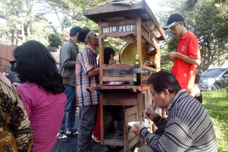 Soto Daging Pak Markeso, 1. Bubur Ayam Agus, 2. Pecel Kawi, 3. Kuliner Malam Pos Ketan Legenda 1967, 4. Sate Landak Bu Ria, 5. Soto Geprak Mbah Djo, 6. Hot Cui Mie Gloria Malang, 7. Toko Oen, 8. Cafe Jagung Jaya Abadi, 9. Warung Ronde Titoni, 10. Depot Hok Lay, 11. Rumah Makan Cairo, 12. Putu Lanang Celaket, 13. Bakpao Boldy, 14. Mie Gajah Mada, 15. Rujak Cingur Bude Ruk, 16. Warung Lama Haji Ridwan, 17. Depot Tahu Lontong Lonceng, 18. Burger Buto, 19. Pia Mangkok Malang, 20. STMJ Glintung, 21. Mie Iblis Malang, 22. Surabi Gendut, 23. Gado-Gado Citra Kota Malang, 23. Bakso President, 24. Lesehan Pak H. SHOLEH, 25. Lesehan Yogyakarta Malang, 26. Taman Indie Resto Malang, 27. Amsterdam Garden Resto & Steak House Malang, 28. Malibu Steak ‘n’ Pizza Malang, 29. Padi Resto Galeri Malang, 30. Ikan Bakar 52 Malang, 31. Ikan Goreng Pangeran Muda Malang, 32. Ikan Bakar Cianjur ( IBC ), 33. Pondok Desa Kampung Telaga Malang, 34. Javanine Restaurant, 35. Rumah Makan Inggil, 36. Bakso Bakar Trowulan, 37. Depot Rawon Nguling, 38. WellDuck Bebek Goreng & Bakar, 39. Ayam Kremes Madura Potre Koneng, 40. Bakso Bakar Pahlawan Trip Malang, 41. Harmoni Resto Cafe Malang, 42. Baegopa Malang, 43. Pecel Pyuur (Brisam) Malang, 44. Mie Tomcat Malang, 45. Rawon Brintik, Warung Bu Napsiah Malang, 46. Noodle Inc Malang, 47. Bakso Kota Cak Man Malang, 48. Warung Spesial Sambal Malang, 49. Mie Jogging Malang, 50. Ayam Bakar Lientang Malang, 51. Dapur Resto Kota Malang, 52. Waroeng Bamboe Lesehan Sidomulyo, 53. Omah Kitir Cafe Factory, 54. Waroeng Lesehan Pring Pethuk, 53. Melati Restaurant, 54. Rumah Opa Kitchen And Lounge, 55. Rumah Coffee Loe Mien Toe, 56. Madam Wang Secret Garden, 57. Daerah Payung, 58. Rumah Sosis, 59. Jungle Fast Food Resto, 60. Ria Djenaka Batu, 61. Warung Sate Kelinci, 62. Warung Wareg, 63. Sate Hotplet, 64. Racel Risol, 65. Illy Cafe Lai Lai, 66. Ayam Pakuan, 67. Warung Mie Setan, 68. Orem-orem Khas Arema, 69. Surabi Imut, 70. Bakso Bakar Pak Man, 71. Cwie Mie Malang, 72. Sate dan Gule Kambing Haji Paino Bunul (Tahun 1973 – Sekarang), 73. Depot Soto Lombok (Tahun 1955 – Sekarang), 74. Soto Daging Pak Markeso (Tahun 1950 – Sekarang), 75. Soto Daging Rahayu (sejak 1928), 76. Warung Bu Haji AREMA