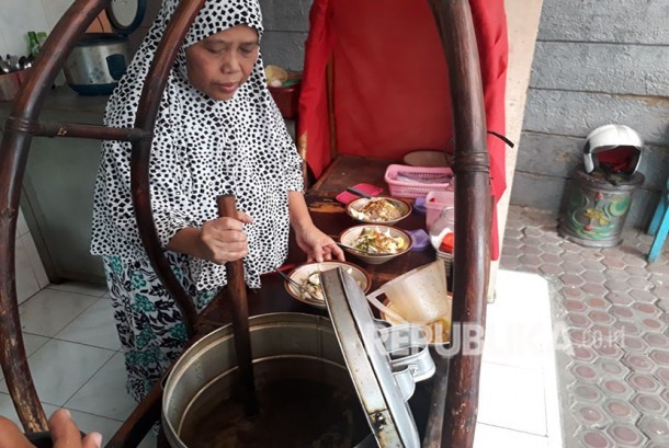 Soto Daging Rahayu via Republika, 1. Bubur Ayam Agus, 2. Pecel Kawi, 3. Kuliner Malam Pos Ketan Legenda 1967, 4. Sate Landak Bu Ria, 5. Soto Geprak Mbah Djo, 6. Hot Cui Mie Gloria Malang, 7. Toko Oen, 8. Cafe Jagung Jaya Abadi, 9. Warung Ronde Titoni, 10. Depot Hok Lay, 11. Rumah Makan Cairo, 12. Putu Lanang Celaket, 13. Bakpao Boldy, 14. Mie Gajah Mada, 15. Rujak Cingur Bude Ruk, 16. Warung Lama Haji Ridwan, 17. Depot Tahu Lontong Lonceng, 18. Burger Buto, 19. Pia Mangkok Malang, 20. STMJ Glintung, 21. Mie Iblis Malang, 22. Surabi Gendut, 23. Gado-Gado Citra Kota Malang, 23. Bakso President, 24. Lesehan Pak H. SHOLEH, 25. Lesehan Yogyakarta Malang, 26. Taman Indie Resto Malang, 27. Amsterdam Garden Resto & Steak House Malang, 28. Malibu Steak ‘n’ Pizza Malang, 29. Padi Resto Galeri Malang, 30. Ikan Bakar 52 Malang, 31. Ikan Goreng Pangeran Muda Malang, 32. Ikan Bakar Cianjur ( IBC ), 33. Pondok Desa Kampung Telaga Malang, 34. Javanine Restaurant, 35. Rumah Makan Inggil, 36. Bakso Bakar Trowulan, 37. Depot Rawon Nguling, 38. WellDuck Bebek Goreng & Bakar, 39. Ayam Kremes Madura Potre Koneng, 40. Bakso Bakar Pahlawan Trip Malang, 41. Harmoni Resto Cafe Malang, 42. Baegopa Malang, 43. Pecel Pyuur (Brisam) Malang, 44. Mie Tomcat Malang, 45. Rawon Brintik, Warung Bu Napsiah Malang, 46. Noodle Inc Malang, 47. Bakso Kota Cak Man Malang, 48. Warung Spesial Sambal Malang, 49. Mie Jogging Malang, 50. Ayam Bakar Lientang Malang, 51. Dapur Resto Kota Malang, 52. Waroeng Bamboe Lesehan Sidomulyo, 53. Omah Kitir Cafe Factory, 54. Waroeng Lesehan Pring Pethuk, 53. Melati Restaurant, 54. Rumah Opa Kitchen And Lounge, 55. Rumah Coffee Loe Mien Toe, 56. Madam Wang Secret Garden, 57. Daerah Payung, 58. Rumah Sosis, 59. Jungle Fast Food Resto, 60. Ria Djenaka Batu, 61. Warung Sate Kelinci, 62. Warung Wareg, 63. Sate Hotplet, 64. Racel Risol, 65. Illy Cafe Lai Lai, 66. Ayam Pakuan, 67. Warung Mie Setan, 68. Orem-orem Khas Arema, 69. Surabi Imut, 70. Bakso Bakar Pak Man, 71. Cwie Mie Malang, 72. Sate dan Gule Kambing Haji Paino Bunul (Tahun 1973 – Sekarang), 73. Depot Soto Lombok (Tahun 1955 – Sekarang), 74. Soto Daging Pak Markeso (Tahun 1950 – Sekarang), 75. Soto Daging Rahayu (sejak 1928), 76. Warung Bu Haji AREMA
