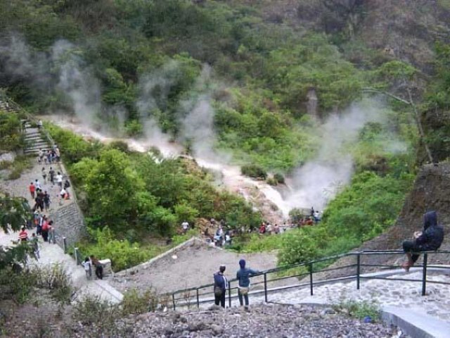Sumber Air Panas Gunung Kelud, 1. Gunung Bromo, 2. Pantai Pasir Putih, 3. Telaga Sarangan, 4. Ranu Kumbolo Gunung Semeru, 5. Pulau Sempu, 6. Pantai Plengkung, 7. Pantai Bandealit, 8. Pantai Sendang Biru, 9. Pulau Merah, 10. Pantai Balekambang, 11. Kawah Ijen Banyuwangi , 12. Jawa Timur Park (Jatim Park) 1, 13. House of Sampoerna, 14. Wisata Bahari Lamongan , 15. Pantai Papuma Jember, 16. Gunung Kelud Kediri, 17. Maharani Zoo & Goa, 18. Pemandian Air Panas Cangar Jawa Timur, 19. Arung Jeram Songa Probolinggo, 20. Air Terjun Madakaripura Probolinggo, 21. Air Terjun Coban Rondo, 22. Puncak B-29, 23. Simpang Lima Gumul – KEDIRI, 24. Gumul Paradise Island Kediri, 25. Taman Langit Gunung Banyak, 26. Jatim Park 2 Malang, 27. Taman Rekreasi Selecta, 28. Wisata Bukit Jaddhih, 29. Air Terjun Dlundung, 30. Predator Fun Park Batu, 31. Eco Green Park, 32. Taman Bungkul, 33. Pantai Batu Bengkung, 34. Air Terjun Putuk Truno, 35. The Grand Taman Safari Prigen Jawa Timur, 36. Pantai Kelapa Tuban, 37. Air Terjun Sedudo