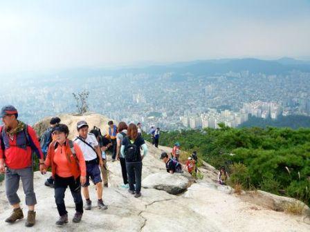 Taman Nasional Bukhansan, 1. Istana Gyeongbok (Gyeongbokgung) – Kyŏngbokkung, 2. Lotte World, 3. Pulau Jeju, 4. Bomun Pavilion, Gyeongju, 5. Yang Dong Traditional Village, 6. Seomjin River Train Village, 7. Seongsan Sunrise Peak, 8. Stasiun Kyeong-Wha, Jinhae, 9. Taepyeong Salt Farm, 10. Boseong Green Tea Field, 11. Monumen Peringatan Perang Korea, 12. Teater Nanta di MyeongDong, 13. Taman Nasional Bukhansan, 14. Seoul Arts Center (Pusat Kesenian Seoul), 15. Istana Changdeok (Changdeokgung), 16. Uleung Island Seaside Road, 17. Tempat Wisata Belanja Myeongdong, 18. Bukchon Village, 19. Namsan Seoul Tower ( N Seoul Tower), 20. National Folk Museum of Korea (Museum Nasional Rakyat Korea), 21. Olympic Park, 22. Incheon, 23. Garden of Morning Calm, 24. Taebaek Snow Festival, 25. Gunung Naejangsan, 26. Korean Demilitarized Zone atau DMZ, 27. Namsangol Hanok Village, 28. Pulau Nami, 29. Everland Theme Park, 30. Cheonggyecheon River, 31. Gangnam District, 32. Hongdae, 33. Gamcheon culture village, 34. Pulau Udo, 35. National Gwacheon Science Museum