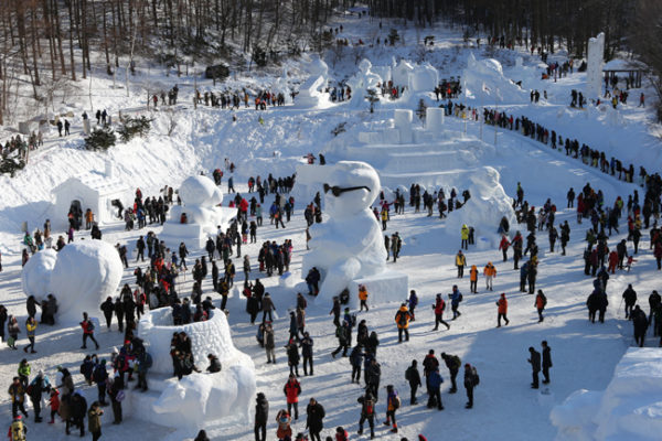 Taebaek Snow Festival - tempat wisata di Korea Selatan, 1. Istana Gyeongbok (Gyeongbokgung) – Kyŏngbokkung, 2. Lotte World, 3. Pulau Jeju, 4. Bomun Pavilion, Gyeongju, 5. Yang Dong Traditional Village, 6. Seomjin River Train Village, 7. Seongsan Sunrise Peak, 8. Stasiun Kyeong-Wha, Jinhae, 9. Taepyeong Salt Farm, 10. Boseong Green Tea Field, 11. Monumen Peringatan Perang Korea, 12. Teater Nanta di MyeongDong, 13. Taman Nasional Bukhansan, 14. Seoul Arts Center (Pusat Kesenian Seoul), 15. Istana Changdeok (Changdeokgung), 16. Uleung Island Seaside Road, 17. Tempat Wisata Belanja Myeongdong, 18. Bukchon Village, 19. Namsan Seoul Tower ( N Seoul Tower), 20. National Folk Museum of Korea (Museum Nasional Rakyat Korea), 21. Olympic Park, 22. Incheon, 23. Garden of Morning Calm, 24. Taebaek Snow Festival, 25. Gunung Naejangsan, 26. Korean Demilitarized Zone atau DMZ, 27. Namsangol Hanok Village, 28. Pulau Nami, 29. Everland Theme Park, 30. Cheonggyecheon River, 31. Gangnam District, 32. Hongdae, 33. Gamcheon culture village, 34. Pulau Udo, 35. National Gwacheon Science Museum