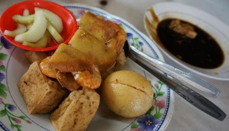Tahu Pong, 1. Lunpia Gang Lombok , 2. Tahu Gimbal HAJI EDY (sejak 1972), 3. Tahu Pong Gajah Mada Semarang, 4. Pisang Plenet “Pak Yuli”, 5. Bandeng Presto, 6. Kuliner Semarang Mie Ramor, 7. Wingko Babat Pak Moel, 8. Kuliner Semarang Es Puter Cong Lik , 9. Nasi Goreng Babat Pak Karmin Mberok Legendaris , 10. Mie Kopyok Pak Dhuwur, 11. Aneka Nasi Ayam Semarang, 12. Nasi Gandul Pak Memet, 13. Kuliner Semarang Soto Bangkong Pak Sholeh, 14. Wedangan Pak Mardi, 15. Bakso Kakap Pak Wahid, 16. Ayam &amp; Bebek Goreng “Sari Rasa” (Pak Thori), 17. Kuliner Semarang Sate Kalak by Grill On, 18. Gulai Kambing Bustaman Pak Sabar, 19. D’Cost Semarang , 20. Tandhok Iga Bakar dan Kopi, 21. Ayam Goreng Spesial Lombok Idjo, 22. Pasar Semawis aka Warung Semawis, 23. Angkringan Pak Gik Gajahmada, 24. Warung Makan Asem-Asem Koh Liem, 25. Angkringan Gaul Ampiran 3 Semarang, 26. Bakmi Jowo Pak Gareng, 27. Restoran Kampung Laut Semarang, 28. Pesta Keboen Restoran, 29. Soto Pak No Semarang, 30. Mangut Welut Warung Bu Nasima Semarang, 31. Gudeg Koyor Mbak Tum – Peterongan, 32. Nasi Goreng Babat Hengky, 33. Depot Sukses Semarang, 34. Gudeg Abimanyu Semarang, 35. Waroeng Steak &amp; Shake Semarang, 36. Nasi Goreng Babat Pak Taman, 37. Nasi Kebuli Djawas Semarang, 38. Waroeng Kaligarong, 39. Kue Lekker Paimo