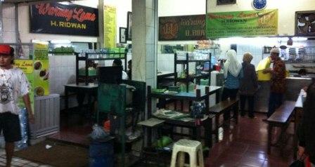 Warung Lama Haji Ridwan, 1. Bubur Ayam Agus, 2. Pecel Kawi, 3. Kuliner Malam Pos Ketan Legenda 1967, 4. Sate Landak Bu Ria, 5. Soto Geprak Mbah Djo, 6. Hot Cui Mie Gloria Malang, 7. Toko Oen, 8. Cafe Jagung Jaya Abadi, 9. Warung Ronde Titoni, 10. Depot Hok Lay, 11. Rumah Makan Cairo, 12. Putu Lanang Celaket, 13. Bakpao Boldy, 14. Mie Gajah Mada, 15. Rujak Cingur Bude Ruk, 16. Warung Lama Haji Ridwan, 17. Depot Tahu Lontong Lonceng, 18. Burger Buto, 19. Pia Mangkok Malang, 20. STMJ Glintung, 21. Mie Iblis Malang, 22. Surabi Gendut, 23. Gado-Gado Citra Kota Malang, 23. Bakso President, 24. Lesehan Pak H. SHOLEH, 25. Lesehan Yogyakarta Malang, 26. Taman Indie Resto Malang, 27. Amsterdam Garden Resto & Steak House Malang, 28. Malibu Steak ‘n’ Pizza Malang, 29. Padi Resto Galeri Malang, 30. Ikan Bakar 52 Malang, 31. Ikan Goreng Pangeran Muda Malang, 32. Ikan Bakar Cianjur ( IBC ), 33. Pondok Desa Kampung Telaga Malang, 34. Javanine Restaurant, 35. Rumah Makan Inggil, 36. Bakso Bakar Trowulan, 37. Depot Rawon Nguling, 38. WellDuck Bebek Goreng & Bakar, 39. Ayam Kremes Madura Potre Koneng, 40. Bakso Bakar Pahlawan Trip Malang, 41. Harmoni Resto Cafe Malang, 42. Baegopa Malang, 43. Pecel Pyuur (Brisam) Malang, 44. Mie Tomcat Malang, 45. Rawon Brintik, Warung Bu Napsiah Malang, 46. Noodle Inc Malang, 47. Bakso Kota Cak Man Malang, 48. Warung Spesial Sambal Malang, 49. Mie Jogging Malang, 50. Ayam Bakar Lientang Malang, 51. Dapur Resto Kota Malang, 52. Waroeng Bamboe Lesehan Sidomulyo, 53. Omah Kitir Cafe Factory, 54. Waroeng Lesehan Pring Pethuk, 53. Melati Restaurant, 54. Rumah Opa Kitchen And Lounge, 55. Rumah Coffee Loe Mien Toe, 56. Madam Wang Secret Garden, 57. Daerah Payung, 58. Rumah Sosis, 59. Jungle Fast Food Resto, 60. Ria Djenaka Batu, 61. Warung Sate Kelinci, 62. Warung Wareg, 63. Sate Hotplet, 64. Racel Risol, 65. Illy Cafe Lai Lai, 66. Ayam Pakuan, 67. Warung Mie Setan, 68. Orem-orem Khas Arema, 69. Surabi Imut, 70. Bakso Bakar Pak Man, 71. Cwie Mie Malang, 72. Sate dan Gule Kambing Haji Paino Bunul (Tahun 1973 – Sekarang), 73. Depot Soto Lombok (Tahun 1955 – Sekarang), 74. Soto Daging Pak Markeso (Tahun 1950 – Sekarang), 75. Soto Daging Rahayu (sejak 1928), 76. Warung Bu Haji AREMA