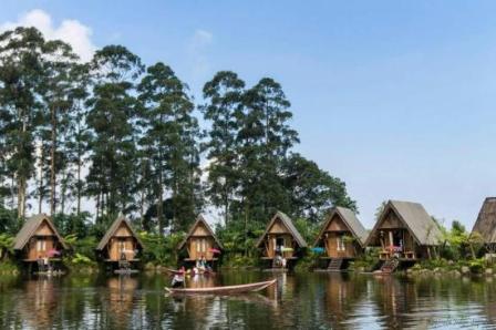 Wisata Alam di Dusun Bambu Family Leisure Park, 1. Phantasia Barbie Gallery di the Balcony Restaurant, 2. Park Hopping Bandung, 3. Wisata Alam di Dusun Bambu Family Leisure Park, 4. Tempat Wisata Anak Paling Favorit Kampung Gajah Wonderland di Bandung (Tutup), 5. Kampung Dago Pojok, 6. Sky Level PVJ, Kebun Binatang Mini di Atap Sebuah Mall di Bandung, 7. Tempat Wisata Edukasi Anak di Padepokan Dayang Sumbi Bandung, 8. Tempat Wisata Alam di Ranca Upas, Ciwidey Bandung, 9. Tempat Wisata Anak Terbaru Bandung Carnival Land, 10. Jendela Alam Farm, 11. Nanny’s Pavillon – Kafe Unik dan Menarik, 12. Objek Wisata Anak di Bandung – Kampung Batu Malakasari, 13. Tempat Wisata Anak di Bandung Paling Populer Ciwidey Valley Waterpark Resort, 14. The Farm House – Tempat Wisata Anak Berupa Rumah Hobbit, 15. Saung Angklung Udjo – Menumbuhkan Kecintaan Terhadap Seni, 16. Ajarkan Anak Membatik di Rumah Batik Komar, 17. Bandung Science Centre – Tempat Wisata Anak di Bandung, 18. Crayon’s Craft &amp; Co, 19. Komunitas Hong – Kembali Ke Masa Anak di Tahun 90an, 20. Liburan Anak Seru di SPICE Camp (Spirit Camp Educity), 21. Maya Hirai School of Origami, 22. Gang Sereh Tempat Belajar Membuat Layangan, 23. Cihampelas Walk, 24. Miss Bee Providore, 25. Kebun Stroberi Ciwidey, 26. Taman Lalu Lintas Ade Irma Suryani, 27. Trans Studio Bandung, 28. Kebun Binatang Bandung, 29. Karang Setra Waterpark, 30. Taman Bermain MIM, 31. Taman Kupu Cihanjuang, 32. De’Ranch Bandung, 33. Kebun Bunga Cihideung, 34. Pemandian Air Panas Ciwalini, 35. Teras Cikapundung Riverspot, 36. Dago Dream Park, 37. Floating Market Lembang, 38. De Ranch, 40. Museum Geologi, 41. Farmhouse Lembang, 42. Glamping Lakeside Rancabali, 43. Taman Miniatur Kereta Api, 44. Taman Burung, Bird and Bromelia Pavilion, 45. Fairy Garden