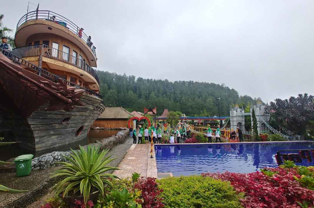 Wisata Bukit Sekipan, 1. Wisata Tawangmangu Grojogan Sewu, 2. Air Terjun Jumog, 3. Wisata Tawangmangu Agrowisata Sondokoro, 4. Candi Cetho, 5. Wisata Tawangmangu Gunung Lawu, 6. Wisata Tawangmangu Desa Nglurah, 7. Wisata Tawangmangu Air Terjun Pringgodani, 8. Wisata Tawangmangu – Outbound , 9. Flying Fox di Objek Wisata Tawangmangu, 10. Wisata Pemandian Air Hangat Cumpleng, 11. Camping Seru di Sekipan, Kalisoro, Tawangmangu, 12. Wisata Tawangmangu Situs Purbakala Menggung , 13. Wisata Kuliner di Tawangmangu Sate Kelinci, 14. Memetik Strawberry di Tawangmangu, 15. Obyek Wisata New Taman Balemkambang Tawangmangu, 16. Telaga Sarangan, 17. Air Terjun Parang Ijo, 18. Kebun Teh Kemuning, 19. Wisata Bukit Sekipan, 20. Rumah Atsiri, 21. Lawu Park, 22. River Hill Resort, 23. Kedung Sriti, 24. Air Terjun Jurang Sundo Tawangmangu, 25. Puncak Gunung Gamping, 26. Gunung Mongkrang, 27. Sakura Hills