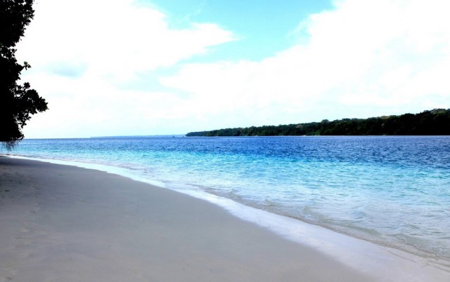 Keindahan Pantai Carita di Banten