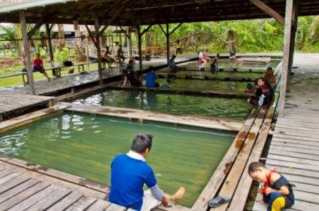 Wisata Pemandian Air Hangat Cumpleng, 1. Wisata Tawangmangu Grojogan Sewu, 2. Air Terjun Jumog, 3. Wisata Tawangmangu Agrowisata Sondokoro, 4. Candi Cetho, 5. Wisata Tawangmangu Gunung Lawu, 6. Wisata Tawangmangu Desa Nglurah, 7. Wisata Tawangmangu Air Terjun Pringgodani, 8. Wisata Tawangmangu – Outbound , 9. Flying Fox di Objek Wisata Tawangmangu, 10. Wisata Pemandian Air Hangat Cumpleng, 11. Camping Seru di Sekipan, Kalisoro, Tawangmangu, 12. Wisata Tawangmangu Situs Purbakala Menggung , 13. Wisata Kuliner di Tawangmangu Sate Kelinci, 14. Memetik Strawberry di Tawangmangu, 15. Obyek Wisata New Taman Balemkambang Tawangmangu, 16. Telaga Sarangan, 17. Air Terjun Parang Ijo, 18. Kebun Teh Kemuning, 19. Wisata Bukit Sekipan, 20. Rumah Atsiri, 21. Lawu Park, 22. River Hill Resort, 23. Kedung Sriti, 24. Air Terjun Jurang Sundo Tawangmangu, 25. Puncak Gunung Gamping, 26. Gunung Mongkrang, 27. Sakura Hills