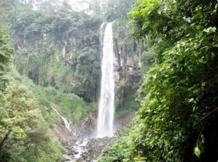 Wisata Tawangmangu Air Terjun Pringgodani, 1. Grojogan Sewu, 2. Air Terjun Jumog, 3. Air Terjun Pringgodani, 4. Telaga Madirda, 5. Agrowisata Amanah, 6. Astana Giribangun, 7. Perkebunan Teh Kemuning, 8. Agrowisata Sondokoro, 9. Taman Ria Balekambang, 10. Candi Cetho, 11. Candi Sukuh, 12. Pemandian Sapta Tirta Pablengan, 13. Alun – Alun Karanganyar, 14. Bukit Paralayang, 15. Waduk Lalung, 16. Kampung Halloween Bukit Sekipan, 17. Puncak Gunung Lawu, 18. Wisata Romantis ke Bukit Hope, 19. Tubing Goasari Ngargoyoso, 20. Mampir ke Rumah Atsiri Indonesia, 21. Bukit Mongkrang, 22. Rumah Hobbit Lembah Semilir, 23. Air Terjun Parang Ijo, 24. Grojogan Jurang Jero, 25. Air Terjun Sewawar, 26. Air Terjun Sedinding, 27. Kedung Pengaron, 28. Kedung Sriti, 29. Bukit Sekipan, 30. Watu Kandang, 31. Tenggir Park, 32. Waduk Gondang, 33. Rumah Pohon Anyep, 34. Puri Taman Saraswati, 35. Candi Kethek, 36. Jembatan Selfie, 37. Taman Pancasila, 38. Taman Hutan Raya (Tahura) Karanganyar, 39. Museum Manusia Purba Klaster Dayu, 40. Waterboom Tirta Guwo Indah, 41. Taman Air Mancur Laser, 42.  Jalan Tembus Tawangmangu, 43. Goa Tlorong, 44. Goa Cokro, 45. Taman Bintang