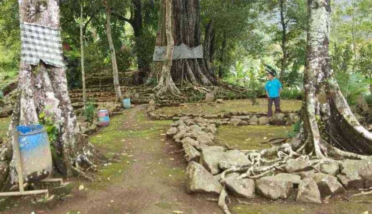 Wisata Tawangmangu Situs Purbakala Menggung via Pelitanusantara, 1. Wisata Tawangmangu Grojogan Sewu, 2. Air Terjun Jumog, 3. Wisata Tawangmangu Agrowisata Sondokoro, 4. Candi Cetho, 5. Wisata Tawangmangu Gunung Lawu, 6. Wisata Tawangmangu Desa Nglurah, 7. Wisata Tawangmangu Air Terjun Pringgodani, 8. Wisata Tawangmangu – Outbound , 9. Flying Fox di Objek Wisata Tawangmangu, 10. Wisata Pemandian Air Hangat Cumpleng, 11. Camping Seru di Sekipan, Kalisoro, Tawangmangu, 12. Wisata Tawangmangu Situs Purbakala Menggung , 13. Wisata Kuliner di Tawangmangu Sate Kelinci, 14. Memetik Strawberry di Tawangmangu, 15. Obyek Wisata New Taman Balemkambang Tawangmangu, 16. Telaga Sarangan, 17. Air Terjun Parang Ijo, 18. Kebun Teh Kemuning, 19. Wisata Bukit Sekipan, 20. Rumah Atsiri, 21. Lawu Park, 22. River Hill Resort, 23. Kedung Sriti, 24. Air Terjun Jurang Sundo Tawangmangu, 25. Puncak Gunung Gamping, 26. Gunung Mongkrang, 27. Sakura Hills