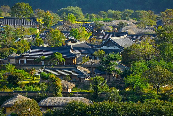 Yang Dong Traditional Village via Visitkorea, 1. Istana Gyeongbok (Gyeongbokgung) – Kyŏngbokkung, 2. Lotte World, 3. Pulau Jeju, 4. Bomun Pavilion, Gyeongju, 5. Yang Dong Traditional Village, 6. Seomjin River Train Village, 7. Seongsan Sunrise Peak, 8. Stasiun Kyeong-Wha, Jinhae, 9. Taepyeong Salt Farm, 10. Boseong Green Tea Field, 11. Monumen Peringatan Perang Korea, 12. Teater Nanta di MyeongDong, 13. Taman Nasional Bukhansan, 14. Seoul Arts Center (Pusat Kesenian Seoul), 15. Istana Changdeok (Changdeokgung), 16. Uleung Island Seaside Road, 17. Tempat Wisata Belanja Myeongdong, 18. Bukchon Village, 19. Namsan Seoul Tower ( N Seoul Tower), 20. National Folk Museum of Korea (Museum Nasional Rakyat Korea), 21. Olympic Park, 22. Incheon, 23. Garden of Morning Calm, 24. Taebaek Snow Festival, 25. Gunung Naejangsan, 26. Korean Demilitarized Zone atau DMZ, 27. Namsangol Hanok Village, 28. Pulau Nami, 29. Everland Theme Park, 30. Cheonggyecheon River, 31. Gangnam District, 32. Hongdae, 33. Gamcheon culture village, 34. Pulau Udo, 35. National Gwacheon Science Museum