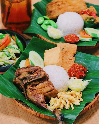 1. Lunpia Gang Lombok , 2. Tahu Gimbal HAJI EDY (sejak 1972), 3. Tahu Pong Gajah Mada Semarang, 4. Pisang Plenet “Pak Yuli”, 5. Bandeng Presto, 6. Kuliner Semarang Mie Ramor, 7. Wingko Babat Pak Moel, 8. Kuliner Semarang Es Puter Cong Lik , 9. Nasi Goreng Babat Pak Karmin Mberok Legendaris , 10. Mie Kopyok Pak Dhuwur, 11. Aneka Nasi Ayam Semarang, 12. Nasi Gandul Pak Memet, 13. Kuliner Semarang Soto Bangkong Pak Sholeh, 14. Wedangan Pak Mardi, 15. Bakso Kakap Pak Wahid, 16. Ayam &amp; Bebek Goreng “Sari Rasa” (Pak Thori), 17. Kuliner Semarang Sate Kalak by Grill On, 18. Gulai Kambing Bustaman Pak Sabar, 19. D’Cost Semarang , 20. Tandhok Iga Bakar dan Kopi, 21. Ayam Goreng Spesial Lombok Idjo, 22. Pasar Semawis aka Warung Semawis, 23. Angkringan Pak Gik Gajahmada, 24. Warung Makan Asem-Asem Koh Liem, 25. Angkringan Gaul Ampiran 3 Semarang, 26. Bakmi Jowo Pak Gareng, 27. Restoran Kampung Laut Semarang, 28. Pesta Keboen Restoran, 29. Soto Pak No Semarang, 30. Mangut Welut Warung Bu Nasima Semarang, 31. Gudeg Koyor Mbak Tum – Peterongan, 32. Nasi Goreng Babat Hengky, 33. Depot Sukses Semarang, 34. Gudeg Abimanyu Semarang, 35. Waroeng Steak &amp; Shake Semarang, 36. Nasi Goreng Babat Pak Taman, 37. Nasi Kebuli Djawas Semarang, 38. Waroeng Kaligarong, 39. Kue Lekker Paimo