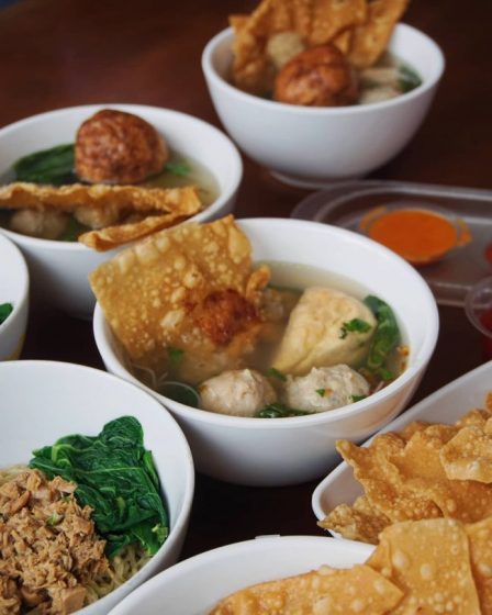 Mie Ramor Semarang - Kuliner Wajib di Semarang, 1. Lunpia Gang Lombok , 2. Tahu Gimbal HAJI EDY (sejak 1972), 3. Tahu Pong Gajah Mada Semarang, 4. Pisang Plenet “Pak Yuli”, 5. Bandeng Presto, 6. Kuliner Semarang Mie Ramor, 7. Wingko Babat Pak Moel, 8. Kuliner Semarang Es Puter Cong Lik , 9. Nasi Goreng Babat Pak Karmin Mberok Legendaris , 10. Mie Kopyok Pak Dhuwur, 11. Aneka Nasi Ayam Semarang, 12. Nasi Gandul Pak Memet, 13. Kuliner Semarang Soto Bangkong Pak Sholeh, 14. Wedangan Pak Mardi, 15. Bakso Kakap Pak Wahid, 16. Ayam &amp; Bebek Goreng “Sari Rasa” (Pak Thori), 17. Kuliner Semarang Sate Kalak by Grill On, 18. Gulai Kambing Bustaman Pak Sabar, 19. D’Cost Semarang , 20. Tandhok Iga Bakar dan Kopi, 21. Ayam Goreng Spesial Lombok Idjo, 22. Pasar Semawis aka Warung Semawis, 23. Angkringan Pak Gik Gajahmada, 24. Warung Makan Asem-Asem Koh Liem, 25. Angkringan Gaul Ampiran 3 Semarang, 26. Bakmi Jowo Pak Gareng, 27. Restoran Kampung Laut Semarang, 28. Pesta Keboen Restoran, 29. Soto Pak No Semarang, 30. Mangut Welut Warung Bu Nasima Semarang, 31. Gudeg Koyor Mbak Tum – Peterongan, 32. Nasi Goreng Babat Hengky, 33. Depot Sukses Semarang, 34. Gudeg Abimanyu Semarang, 35. Waroeng Steak &amp; Shake Semarang, 36. Nasi Goreng Babat Pak Taman, 37. Nasi Kebuli Djawas Semarang, 38. Waroeng Kaligarong, 39. Kue Lekker Paimo