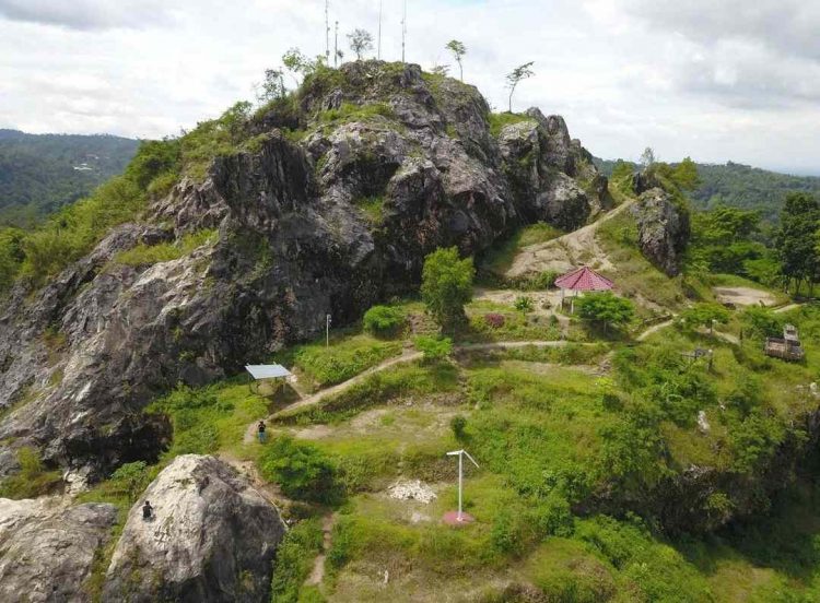 puncak Gunung Gamping via Instagram.com @Iqblhandoko, 1. Wisata Tawangmangu Grojogan Sewu, 2. Air Terjun Jumog, 3. Wisata Tawangmangu Agrowisata Sondokoro, 4. Candi Cetho, 5. Wisata Tawangmangu Gunung Lawu, 6. Wisata Tawangmangu Desa Nglurah, 7. Wisata Tawangmangu Air Terjun Pringgodani, 8. Wisata Tawangmangu – Outbound , 9. Flying Fox di Objek Wisata Tawangmangu, 10. Wisata Pemandian Air Hangat Cumpleng, 11. Camping Seru di Sekipan, Kalisoro, Tawangmangu, 12. Wisata Tawangmangu Situs Purbakala Menggung , 13. Wisata Kuliner di Tawangmangu Sate Kelinci, 14. Memetik Strawberry di Tawangmangu, 15. Obyek Wisata New Taman Balemkambang Tawangmangu, 16. Telaga Sarangan, 17. Air Terjun Parang Ijo, 18. Kebun Teh Kemuning, 19. Wisata Bukit Sekipan, 20. Rumah Atsiri, 21. Lawu Park, 22. River Hill Resort, 23. Kedung Sriti, 24. Air Terjun Jurang Sundo Tawangmangu, 25. Puncak Gunung Gamping, 26. Gunung Mongkrang, 27. Sakura Hills