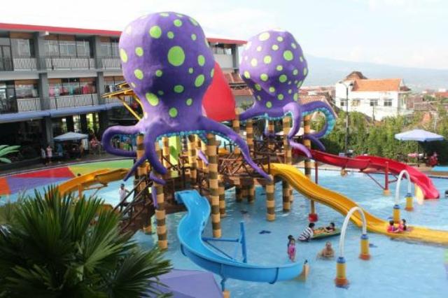 Batu Wonderland, 1. Batu Night Spectacular, 2. Jatim Park 2, 3. Jatim Park 1, 4. Eco Green Park, 5. Alun – Alun Kota Batu, 6. Museum Angkut, 7. Museum d’Topeng Kingdom, 8. Taman Selecta Batu, 9. Inggil Museum Resto, 10. Kusuma Agrowisata Batu, 11. Kaliwatu Rafting, 12. Agrowisata Petik Apel Bumiaji, 13. Air Terjun Coban Talun, 14. Air Terjun Coban Rondo, 15. Pura Giri Arjuno, 16. Batu Wonderland, 17. Pemandian Air Panas Cangar, 18. Paralayang Batu, 19. Omah Kayu di Batu Malang , 20. Downhill Track Bukit Klemuk Batu, 21. Pemandian Songgoriti Batu, 22. Taman Kelinci, 23. Cafe Sawah Pujon Kidul, 24. Coban Rais, 25. Goa Pinus, 26. Gunung Banyak “Angel”, 27. Rumah Indian Coban Talun, 28. Jatim Park 3, 29. Taman Langit, 30. Predator Fun Park, 31. Flora Wisata San Terra, 32. Kebun Bunga Matahari dan Peternakan Kuda Megastar, 33. Ngukir Wisata Alam, 34. Taman Dolan, 35. Kampung LA Batu, 36. Coban Putri, 37. Pasar Wisata Batu, 38. Candi Songgoriti, 39. Sumber Torong Park