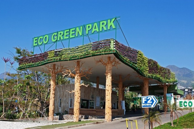 Eco Green Park, 1. Gunung Bromo, 2. Pantai Pasir Putih, 3. Telaga Sarangan, 4. Ranu Kumbolo Gunung Semeru, 5. Pulau Sempu, 6. Pantai Plengkung, 7. Pantai Bandealit, 8. Pantai Sendang Biru, 9. Pulau Merah, 10. Pantai Balekambang, 11. Kawah Ijen Banyuwangi , 12. Jawa Timur Park (Jatim Park) 1, 13. House of Sampoerna, 14. Wisata Bahari Lamongan , 15. Pantai Papuma Jember, 16. Gunung Kelud Kediri, 17. Maharani Zoo & Goa, 18. Pemandian Air Panas Cangar Jawa Timur, 19. Arung Jeram Songa Probolinggo, 20. Air Terjun Madakaripura Probolinggo, 21. Air Terjun Coban Rondo, 22. Puncak B-29, 23. Simpang Lima Gumul – KEDIRI, 24. Gumul Paradise Island Kediri, 25. Taman Langit Gunung Banyak, 26. Jatim Park 2 Malang, 27. Taman Rekreasi Selecta, 28. Wisata Bukit Jaddhih, 29. Air Terjun Dlundung, 30. Predator Fun Park Batu, 31. Eco Green Park, 32. Taman Bungkul, 33. Pantai Batu Bengkung, 34. Air Terjun Putuk Truno, 35. The Grand Taman Safari Prigen Jawa Timur, 36. Pantai Kelapa Tuban, 37. Air Terjun Sedudo