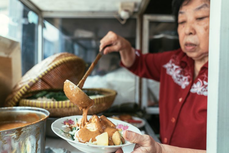 Gado-Gado Bonbin via Whiteboardjournal, 1. Bandar Djakarta, 2. Nasi Goreng Kambing Kebon Sirih Sejak 1958, 3. Joni Steak, 4. Bebek Kaleyo Tebet, 5. Ayam Goreng Berkah, 6. Talaga Sampireun – Puri, 7. Bopet Mini Benhil, 8. Roti Bakar Eddy Blok M, 9. Kwetiaw Sapi 78 Mangga Besar, 10. Restoran Garuda, 11. Warung MJS, 12. Tugu Kuntskring Palais Jakarta, 13. Ragusa Es Italia, 14. Waroeng Sunda, 15. Holycow STEAKHOUSE, 16. Kaum Jakarta, 17. Bubur Kwang Tung, 18. Cerita Rasa Nusantara, 19. Kampung Kecil Kedoya Puri Kembangan, 20. Pagi Sore Cempaka Putih, 21. Social House Grand Indonesia, 22. Soto Betawi Haji Husen, 23. Restoran Beautika Khas Manado – Abdul Muis, 24. Ikan Bakar Cianjur, 25. Warmindo Abang Adek, 26. Bebek Bentu Cempaka Putih, 27. OTW Food Street, 28. Dim Sum Inc, 29. Nasi Gandul Bu Endang, 30. Warung Mak Dower, 31. Warung Nagih, 32. Ayam Goreng Gohyong Malaya, 33. Harum Manis, 34. Munik Restoran, 35. Smarapura Traditional Resto, 36. Anomali Coffee Setiabudi, 37. Sate Maranggi Haji Yetty, 38. Bungarampai, 39. Tony Roma’s, 40. Chinesefood 99 Pecenongan, 41. SINOÜ, 42. The Awan Lounge, 43. Waha Kitchen, 44. Gado-gado Bonbin, 45. Martabak Boss, 46. Colette Lola – Wolter Monginsidi, 47. Food Lab