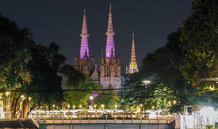 Gereja Katedral Jakarta via IG @kakilimamoto, 1. Monumen Nasional (Tugu Monas), 2. Taman Mini Indonesia Indah (TMII), 3. Tebet Eco Park, 4. Taman Impian Jaya Ancol, 5. Dufan (Dunia Fantasi), 6. Taman Margasatwa Ragunan, 7. Pulau Tidung, 8. Ocean Ecopark, 9. Atlantis Water Adventure, 10. Pulau Bidadari, 11. Tribeca Park, 12. Pasar Seni, 13. Jembatan Kota Intan, 14. Museum Sejarah Jakarta, 15. Museum Bank Indonesia, 16. Ice Skating di Sky Rink, 17. KidZania Jakarta, 18. Kota Tua Jakarta, 19. Grand Indonesia Mall, 20. Masjid Istiqlal, 21. Gereja Katedral Jakarta, 22. Pasar Taman Puring, 23. Taman Suropati Jakarta, 24. Museum Nasional, 25. Pasar Tanah Abang, 26. Pecinan Glodok Jakarta, 27. Sea World Indonesia, 28. Setu Babakan Jakarta, 29. Wisata Mangrove Jakarta, 30. Taman Ayodia, 31. Taman Hutan Kota Penjaringan, 32. Cibugary Farm – Wisata Edukasi Cibugary, 33. Hauwke’s Auto Gallery Kayak Museum Angkut di Malang, 34. Pondok Indah Water Park, 35. The Escape Hunt (Tutup Permanen), 36. Kemang Food Festival (Tutup), 37. Taman Kepulauan Seribu, 38. Wisata Pendidikan Pinisi, 39. Flight Experience Gandaria (Tutup Permanen), 40. Tamasya di Taman Tabebuya, 41. Museum Satria Mandala, 42. Liburan ke Museum di Tengah Kebun, 43. Kampung Main Cipulir, 44. Taman Situ Lembang, 45. Taman Ismail Marzuki, 46. Museum Joang ‘45, 47. Freedom Library (Tutup Permanen), 48. Galeri Indonesia Kaya, 49. Taman Menteng, 50. Museum Macan, 51. Museum Wayang, 52. Klenteng Jin De Yuan, 53. Museum Tekstil, 54. Rumah Si Pitung, 55. Pantai Marunda, 56. Waterbom PIK (Tutup Permanen), 57. Alive Museum Jakarta, 58. Museum Bahari, 59. Pulau Semak Daun, 60. Pulau Pramuka, 61. Pulau Kelapa, 62. Bricks 4 Kidz, 63. Museum Perangko Indonesia, 64. Taman Agrowisata Cilangkap