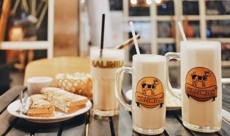 Kalimilk Yogyakarta, 1. The House of Raminten, 2. Kalimilk, 3. Bong Kopitown, 4. Warung Ijo Baciro, 5. Kedai Darling, 6. Nasi Goreng Beringharjo, 7. Oseng Mercon Bu Narti, 8. Angkringan Lik Man, 9. Mie Telap 12, 10. Hakone Resto, 11. Sate Klathak Pak Pong, 12. Manggar Manding, 13. Gudeg Pawon, 14. Sellie Coffee, 15. Klinik Kopi, 16. Sate Klatak Pak Bari, 17. Bakpia Pathok 25, 18. Rujak Es Cream Pak Nardi Pakualaman, 19. Bukit Bintang Jogja, 20. Angkringan Wijilan, 21. The Captain Urban Lounge, 22. Kastil Mang Engking, 23. Pondok Makan Pelem Golek, 24. Sawa Steaks and Grills (Tutup), 25. Kimchi Go, 26. Jadah Tempe Mbah Carik, 27. Secret Garden Coffee and Chocolate, 28. Roaster and Bear, 29. Aglioo Pasta and Pizza, 30. Indische Koffie Benteng Vredeburg, 31. Tempo Gelato Prawirotaman, 32. Bungong Jeumpa, 33. Restoran Tradisional Joglo Mlati, 34. Abhayagiri Restoran, 35. Gudeg Yu Djum, 36. Nanamia Pizzeria Mozes, 37. Dimsum Edane, 38. Sasanti Restaurant and Gallery, 39. Omah Dhuwur Restoran, 40. Nikkou Ramen, 41. Kampung Ramadhan Jogokariyan, 42. Mangut Lele Mbah Marto, 43. Rembug Kopi, 44. ViaVia Jogjakarta, 45. Rosella Easy Dinning, 46. Beukenhof Restoran, 47. Jejamuran, 48. Milas Vegetarian Resto, 49. Blanco Coffee and Books, 50. Lokal Resto, 51. Ruang Cafe, 52. Kedai Poci, 53. Cafe Cokelat, 54. Mato Kopi, 55. Soto Kadipiro, 56. Brongkos Bu Padmo, 57. Ayam Goreng Mbah Cemplung