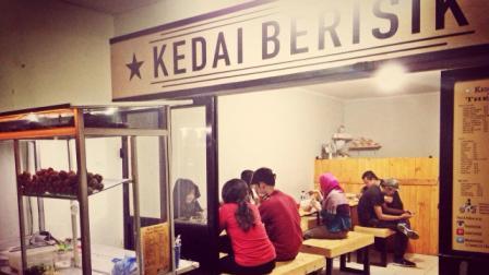 Kedai Berisik, 1. De’ Tuik Garden Cafe &amp; Resto, 2. Caffe Bene, 3. Cafe D’Pakar, 4. Wiki Koffie, 5. Bober Cafe, 6. Cafe Lawangwangi, 7. Taman Gasibu , 8. Sudirman Street, 9. Dakken Coffee &amp; Steak, 10. Suga Rush, 11. Upper East Cafe, 12. Hummingbird Eatery, 13. Maja House, 14. Bumi Sangkuriang, 15. Selasar Sunaryo Art Space, 16. Congo Cafe &amp; Resto, 17. Little Wings Book Cafe, 18. Kedai Mie Reman, 19. Warung Salse, 20. Alun-alun Kota Bandung, 21. Cihampelas Walk atau Ciwalk, 22. Paris van Java, 23. Richeese Factory, 24. Cocorico, 25. Warunk Segood, 26. Noah’s Barn Coffeenery, 27. Two Hands Full, 28. Lacamera Coffee, 29. Roemah Makan Enak-Enak, 30. Kedai Berisik, 31. Waroeng Kopi Modjok, 32. Taman Fotografi, 33. Taman Film, 34. Taman Pustaka Bunga, 35. Taman Labirin, 36. Pet Park, 37. Taman Vanda, 38. Roemah Kopi, 39. Jack Runner Roastery, 40. CUPS Coffee &amp; Kitchen, 41. Ngopie Doeloe