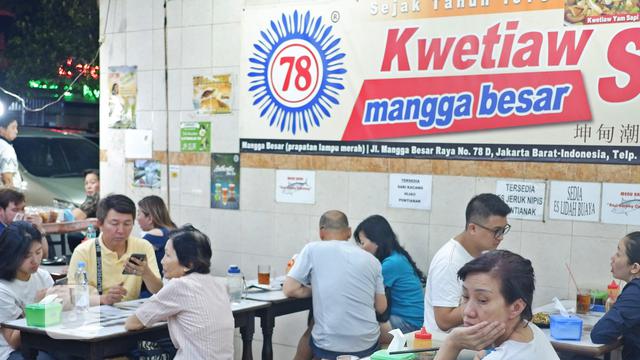 Kwetiau Sapi 78 Mangga Besar via Liputan6, 1. Bandar Djakarta, 2. Nasi Goreng Kambing Kebon Sirih Sejak 1958, 3. Joni Steak, 4. Bebek Kaleyo Tebet, 5. Ayam Goreng Berkah, 6. Talaga Sampireun – Puri, 7. Bopet Mini Benhil, 8. Roti Bakar Eddy Blok M, 9. Kwetiaw Sapi 78 Mangga Besar, 10. Restoran Garuda, 11. Warung MJS, 12. Tugu Kuntskring Palais Jakarta, 13. Ragusa Es Italia, 14. Waroeng Sunda, 15. Holycow STEAKHOUSE, 16. Kaum Jakarta, 17. Bubur Kwang Tung, 18. Cerita Rasa Nusantara, 19. Kampung Kecil Kedoya Puri Kembangan, 20. Pagi Sore Cempaka Putih, 21. Social House Grand Indonesia, 22. Soto Betawi Haji Husen, 23. Restoran Beautika Khas Manado – Abdul Muis, 24. Ikan Bakar Cianjur, 25. Warmindo Abang Adek, 26. Bebek Bentu Cempaka Putih, 27. OTW Food Street, 28. Dim Sum Inc, 29. Nasi Gandul Bu Endang, 30. Warung Mak Dower, 31. Warung Nagih, 32. Ayam Goreng Gohyong Malaya, 33. Harum Manis, 34. Munik Restoran, 35. Smarapura Traditional Resto, 36. Anomali Coffee Setiabudi, 37. Sate Maranggi Haji Yetty, 38. Bungarampai, 39. Tony Roma’s, 40. Chinesefood 99 Pecenongan, 41. SINOÜ, 42. The Awan Lounge, 43. Waha Kitchen, 44. Gado-gado Bonbin, 45. Martabak Boss, 46. Colette Lola – Wolter Monginsidi, 47. Food Lab
