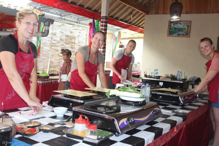 Kursus Memasak (Balinese Cooking Class) via Klook, 1. Monkey Forest, 2. Istana Ubud, 3. Desa Visesa Ubud, 4. Pasar Seni Ubud, 5. Puri Saren Agung Ubud, 6. Goa Gajah (Elephant Cave), 7. Agung Rai Museum of Art (ARMA) Ubud, 8. Pura Taman Kemuda Saraswati, 9. Ayung Rafting, 10. Alas Harum Bali, 11. Tari Legong Mahabharata Di Puri Ubud, 12. Air Terjun Tegenungan, 13. Campuhan Ridge Walk, 14. Gunung Kawi Ubud, 15. Pura Kehen Ubud, 16. Tirta Empul Ubud, 17. Ubud me Sari Luwak Coffee, 18. Resto Bebek Bengil Ubud, 19. Bali Bird &amp; Reptile Park, 20. Museum Antonio Blanco Ubud, 21. Museum Rudana Ubud, 22. Nyuh Kuning Village, 23. Mason Elephant Park &amp; Lodge, 24. Museum Puri Lukisan Ubud, Museum Tertua di Bali, 25. Bali ATV Ride, 26. Desa Celuk, 27. The Yoga Barn, 28. Trekking Authentik Bali, 29. Swept Away at The Samaya Ubud, 30. La View Restaurant, 31. Seniman Coffee Studio, 32. Ketuts Bali Cooking Class, 33. Four Seasons Resort Bali At Sayan, 34. Hanging Gardens Of Bali, 35. Zen Hideaway, 36. Bali Pulina, 38. Museum Seni Neka Ubud, 39. Folk Pool &amp; Gardens