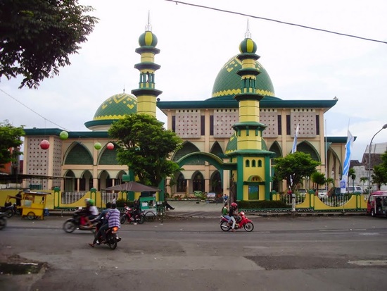 Masjid Agung An-Nur Batu via Singgahkemasjid.blogspotcom, 1. Batu Night Spectacular, 2. Jatim Park 2, 3. Jatim Park 1, 4. Eco Green Park, 5. Alun – Alun Kota Batu, 6. Museum Angkut, 7. Museum d’Topeng Kingdom, 8. Taman Selecta Batu, 9. Inggil Museum Resto, 10. Kusuma Agrowisata Batu, 11. Kaliwatu Rafting, 12. Agrowisata Petik Apel Bumiaji, 13. Air Terjun Coban Talun, 14. Air Terjun Coban Rondo, 15. Pura Giri Arjuno, 16. Batu Wonderland, 17. Pemandian Air Panas Cangar, 18. Paralayang Batu, 19. Omah Kayu di Batu Malang , 20. Downhill Track Bukit Klemuk Batu, 21. Pemandian Songgoriti Batu, 22. Taman Kelinci, 23. Cafe Sawah Pujon Kidul, 24. Coban Rais, 25. Goa Pinus, 26. Gunung Banyak “Angel”, 27. Rumah Indian Coban Talun, 28. Jatim Park 3, 29. Taman Langit, 30. Predator Fun Park, 31. Flora Wisata San Terra, 32. Kebun Bunga Matahari dan Peternakan Kuda Megastar, 33. Ngukir Wisata Alam, 34. Taman Dolan, 35. Kampung LA Batu, 36. Coban Putri, 37. Pasar Wisata Batu, 38. Candi Songgoriti, 39. Sumber Torong Park
