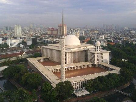 Masjid Istiqlal, 1. Monumen Nasional (Tugu Monas), 2. Taman Mini Indonesia Indah (TMII), 3. Tebet Eco Park, 4. Taman Impian Jaya Ancol, 5. Dufan (Dunia Fantasi), 6. Taman Margasatwa Ragunan, 7. Pulau Tidung, 8. Ocean Ecopark, 9. Atlantis Water Adventure, 10. Pulau Bidadari, 11. Tribeca Park, 12. Pasar Seni, 13. Jembatan Kota Intan, 14. Museum Sejarah Jakarta, 15. Museum Bank Indonesia, 16. Ice Skating di Sky Rink, 17. KidZania Jakarta, 18. Kota Tua Jakarta, 19. Grand Indonesia Mall, 20. Masjid Istiqlal, 21. Gereja Katedral Jakarta, 22. Pasar Taman Puring, 23. Taman Suropati Jakarta, 24. Museum Nasional, 25. Pasar Tanah Abang, 26. Pecinan Glodok Jakarta, 27. Sea World Indonesia, 28. Setu Babakan Jakarta, 29. Wisata Mangrove Jakarta, 30. Taman Ayodia, 31. Taman Hutan Kota Penjaringan, 32. Cibugary Farm – Wisata Edukasi Cibugary, 33. Hauwke’s Auto Gallery Kayak Museum Angkut di Malang, 34. Pondok Indah Water Park, 35. The Escape Hunt (Tutup Permanen), 36. Kemang Food Festival (Tutup), 37. Taman Kepulauan Seribu, 38. Wisata Pendidikan Pinisi, 39. Flight Experience Gandaria (Tutup Permanen), 40. Tamasya di Taman Tabebuya, 41. Museum Satria Mandala, 42. Liburan ke Museum di Tengah Kebun, 43. Kampung Main Cipulir, 44. Taman Situ Lembang, 45. Taman Ismail Marzuki, 46. Museum Joang ‘45, 47. Freedom Library (Tutup Permanen), 48. Galeri Indonesia Kaya, 49. Taman Menteng, 50. Museum Macan, 51. Museum Wayang, 52. Klenteng Jin De Yuan, 53. Museum Tekstil, 54. Rumah Si Pitung, 55. Pantai Marunda, 56. Waterbom PIK (Tutup Permanen), 57. Alive Museum Jakarta, 58. Museum Bahari, 59. Pulau Semak Daun, 60. Pulau Pramuka, 61. Pulau Kelapa, 62. Bricks 4 Kidz, 63. Museum Perangko Indonesia, 64. Taman Agrowisata Cilangkap