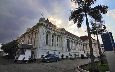 Museum Bank Indonesia, 1. Monumen Nasional (Tugu Monas), 2. Taman Mini Indonesia Indah (TMII), 3. Tebet Eco Park, 4. Taman Impian Jaya Ancol, 5. Dufan (Dunia Fantasi), 6. Taman Margasatwa Ragunan, 7. Pulau Tidung, 8. Ocean Ecopark, 9. Atlantis Water Adventure, 10. Pulau Bidadari, 11. Tribeca Park, 12. Pasar Seni, 13. Jembatan Kota Intan, 14. Museum Sejarah Jakarta, 15. Museum Bank Indonesia, 16. Ice Skating di Sky Rink, 17. KidZania Jakarta, 18. Kota Tua Jakarta, 19. Grand Indonesia Mall, 20. Masjid Istiqlal, 21. Gereja Katedral Jakarta, 22. Pasar Taman Puring, 23. Taman Suropati Jakarta, 24. Museum Nasional, 25. Pasar Tanah Abang, 26. Pecinan Glodok Jakarta, 27. Sea World Indonesia, 28. Setu Babakan Jakarta, 29. Wisata Mangrove Jakarta, 30. Taman Ayodia, 31. Taman Hutan Kota Penjaringan, 32. Cibugary Farm – Wisata Edukasi Cibugary, 33. Hauwke’s Auto Gallery Kayak Museum Angkut di Malang, 34. Pondok Indah Water Park, 35. The Escape Hunt (Tutup Permanen), 36. Kemang Food Festival (Tutup), 37. Taman Kepulauan Seribu, 38. Wisata Pendidikan Pinisi, 39. Flight Experience Gandaria (Tutup Permanen), 40. Tamasya di Taman Tabebuya, 41. Museum Satria Mandala, 42. Liburan ke Museum di Tengah Kebun, 43. Kampung Main Cipulir, 44. Taman Situ Lembang, 45. Taman Ismail Marzuki, 46. Museum Joang ‘45, 47. Freedom Library (Tutup Permanen), 48. Galeri Indonesia Kaya, 49. Taman Menteng, 50. Museum Macan, 51. Museum Wayang, 52. Klenteng Jin De Yuan, 53. Museum Tekstil, 54. Rumah Si Pitung, 55. Pantai Marunda, 56. Waterbom PIK (Tutup Permanen), 57. Alive Museum Jakarta, 58. Museum Bahari, 59. Pulau Semak Daun, 60. Pulau Pramuka, 61. Pulau Kelapa, 62. Bricks 4 Kidz, 63. Museum Perangko Indonesia, 64. Taman Agrowisata Cilangkap
