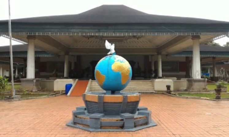 Museum Perangko via Google Maps, 1. Monumen Nasional (Tugu Monas), 2. Taman Mini Indonesia Indah (TMII), 3. Tebet Eco Park, 4. Taman Impian Jaya Ancol, 5. Dufan (Dunia Fantasi), 6. Taman Margasatwa Ragunan, 7. Pulau Tidung, 8. Ocean Ecopark, 9. Atlantis Water Adventure, 10. Pulau Bidadari, 11. Tribeca Park, 12. Pasar Seni, 13. Jembatan Kota Intan, 14. Museum Sejarah Jakarta, 15. Museum Bank Indonesia, 16. Ice Skating di Sky Rink, 17. KidZania Jakarta, 18. Kota Tua Jakarta, 19. Grand Indonesia Mall, 20. Masjid Istiqlal, 21. Gereja Katedral Jakarta, 22. Pasar Taman Puring, 23. Taman Suropati Jakarta, 24. Museum Nasional, 25. Pasar Tanah Abang, 26. Pecinan Glodok Jakarta, 27. Sea World Indonesia, 28. Setu Babakan Jakarta, 29. Wisata Mangrove Jakarta, 30. Taman Ayodia, 31. Taman Hutan Kota Penjaringan, 32. Cibugary Farm – Wisata Edukasi Cibugary, 33. Hauwke’s Auto Gallery Kayak Museum Angkut di Malang, 34. Pondok Indah Water Park, 35. The Escape Hunt (Tutup Permanen), 36. Kemang Food Festival (Tutup), 37. Taman Kepulauan Seribu, 38. Wisata Pendidikan Pinisi, 39. Flight Experience Gandaria (Tutup Permanen), 40. Tamasya di Taman Tabebuya, 41. Museum Satria Mandala, 42. Liburan ke Museum di Tengah Kebun, 43. Kampung Main Cipulir, 44. Taman Situ Lembang, 45. Taman Ismail Marzuki, 46. Museum Joang ‘45, 47. Freedom Library (Tutup Permanen), 48. Galeri Indonesia Kaya, 49. Taman Menteng, 50. Museum Macan, 51. Museum Wayang, 52. Klenteng Jin De Yuan, 53. Museum Tekstil, 54. Rumah Si Pitung, 55. Pantai Marunda, 56. Waterbom PIK (Tutup Permanen), 57. Alive Museum Jakarta, 58. Museum Bahari, 59. Pulau Semak Daun, 60. Pulau Pramuka, 61. Pulau Kelapa, 62. Bricks 4 Kidz, 63. Museum Perangko Indonesia, 64. Taman Agrowisata Cilangkap