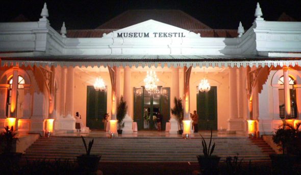 Museum Tekstil via Nawacitapost, 1. Monumen Nasional (Tugu Monas), 2. Taman Mini Indonesia Indah (TMII), 3. Tebet Eco Park, 4. Taman Impian Jaya Ancol, 5. Dufan (Dunia Fantasi), 6. Taman Margasatwa Ragunan, 7. Pulau Tidung, 8. Ocean Ecopark, 9. Atlantis Water Adventure, 10. Pulau Bidadari, 11. Tribeca Park, 12. Pasar Seni, 13. Jembatan Kota Intan, 14. Museum Sejarah Jakarta, 15. Museum Bank Indonesia, 16. Ice Skating di Sky Rink, 17. KidZania Jakarta, 18. Kota Tua Jakarta, 19. Grand Indonesia Mall, 20. Masjid Istiqlal, 21. Gereja Katedral Jakarta, 22. Pasar Taman Puring, 23. Taman Suropati Jakarta, 24. Museum Nasional, 25. Pasar Tanah Abang, 26. Pecinan Glodok Jakarta, 27. Sea World Indonesia, 28. Setu Babakan Jakarta, 29. Wisata Mangrove Jakarta, 30. Taman Ayodia, 31. Taman Hutan Kota Penjaringan, 32. Cibugary Farm – Wisata Edukasi Cibugary, 33. Hauwke’s Auto Gallery Kayak Museum Angkut di Malang, 34. Pondok Indah Water Park, 35. The Escape Hunt (Tutup Permanen), 36. Kemang Food Festival (Tutup), 37. Taman Kepulauan Seribu, 38. Wisata Pendidikan Pinisi, 39. Flight Experience Gandaria (Tutup Permanen), 40. Tamasya di Taman Tabebuya, 41. Museum Satria Mandala, 42. Liburan ke Museum di Tengah Kebun, 43. Kampung Main Cipulir, 44. Taman Situ Lembang, 45. Taman Ismail Marzuki, 46. Museum Joang ‘45, 47. Freedom Library (Tutup Permanen), 48. Galeri Indonesia Kaya, 49. Taman Menteng, 50. Museum Macan, 51. Museum Wayang, 52. Klenteng Jin De Yuan, 53. Museum Tekstil, 54. Rumah Si Pitung, 55. Pantai Marunda, 56. Waterbom PIK (Tutup Permanen), 57. Alive Museum Jakarta, 58. Museum Bahari, 59. Pulau Semak Daun, 60. Pulau Pramuka, 61. Pulau Kelapa, 62. Bricks 4 Kidz, 63. Museum Perangko Indonesia, 64. Taman Agrowisata Cilangkap