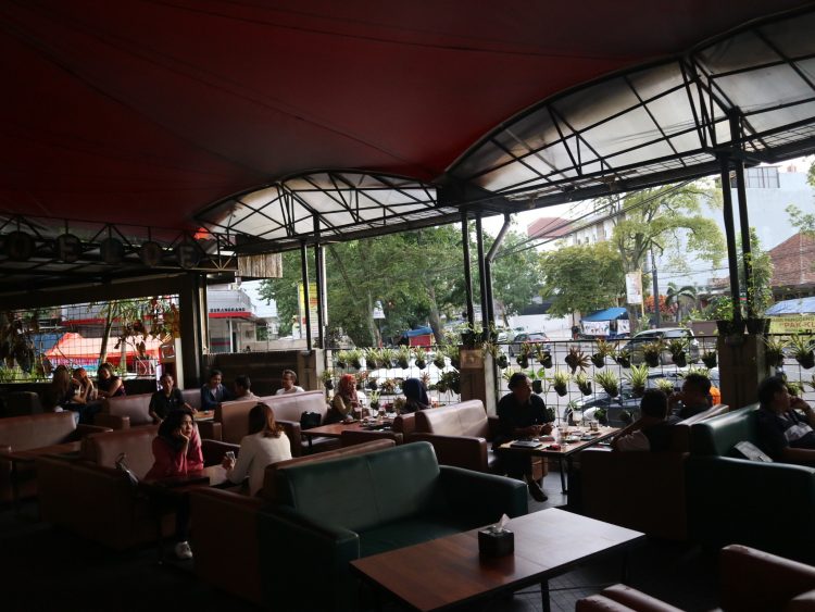 Ngopi Doeloe, 1. De’ Tuik Garden Cafe &amp; Resto, 2. Caffe Bene, 3. Cafe D’Pakar, 4. Wiki Koffie, 5. Bober Cafe, 6. Cafe Lawangwangi, 7. Taman Gasibu , 8. Sudirman Street, 9. Dakken Coffee &amp; Steak, 10. Suga Rush, 11. Upper East Cafe, 12. Hummingbird Eatery, 13. Maja House, 14. Bumi Sangkuriang, 15. Selasar Sunaryo Art Space, 16. Congo Cafe &amp; Resto, 17. Little Wings Book Cafe, 18. Kedai Mie Reman, 19. Warung Salse, 20. Alun-alun Kota Bandung, 21. Cihampelas Walk atau Ciwalk, 22. Paris van Java, 23. Richeese Factory, 24. Cocorico, 25. Warunk Segood, 26. Noah’s Barn Coffeenery, 27. Two Hands Full, 28. Lacamera Coffee, 29. Roemah Makan Enak-Enak, 30. Kedai Berisik, 31. Waroeng Kopi Modjok, 32. Taman Fotografi, 33. Taman Film, 34. Taman Pustaka Bunga, 35. Taman Labirin, 36. Pet Park, 37. Taman Vanda, 38. Roemah Kopi, 39. Jack Runner Roastery, 40. CUPS Coffee &amp; Kitchen, 41. Ngopie Doeloe