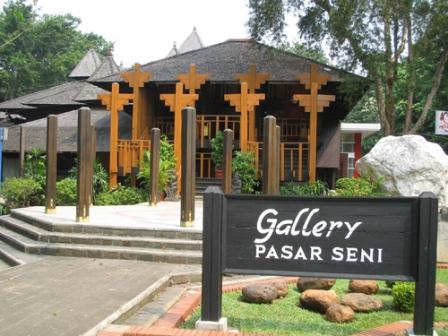 Pasar Seni, 1. Monumen Nasional (Tugu Monas), 2. Taman Mini Indonesia Indah (TMII), 3. Tebet Eco Park, 4. Taman Impian Jaya Ancol, 5. Dufan (Dunia Fantasi), 6. Taman Margasatwa Ragunan, 7. Pulau Tidung, 8. Ocean Ecopark, 9. Atlantis Water Adventure, 10. Pulau Bidadari, 11. Tribeca Park, 12. Pasar Seni, 13. Jembatan Kota Intan, 14. Museum Sejarah Jakarta, 15. Museum Bank Indonesia, 16. Ice Skating di Sky Rink, 17. KidZania Jakarta, 18. Kota Tua Jakarta, 19. Grand Indonesia Mall, 20. Masjid Istiqlal, 21. Gereja Katedral Jakarta, 22. Pasar Taman Puring, 23. Taman Suropati Jakarta, 24. Museum Nasional, 25. Pasar Tanah Abang, 26. Pecinan Glodok Jakarta, 27. Sea World Indonesia, 28. Setu Babakan Jakarta, 29. Wisata Mangrove Jakarta, 30. Taman Ayodia, 31. Taman Hutan Kota Penjaringan, 32. Cibugary Farm – Wisata Edukasi Cibugary, 33. Hauwke’s Auto Gallery Kayak Museum Angkut di Malang, 34. Pondok Indah Water Park, 35. The Escape Hunt (Tutup Permanen), 36. Kemang Food Festival (Tutup), 37. Taman Kepulauan Seribu, 38. Wisata Pendidikan Pinisi, 39. Flight Experience Gandaria (Tutup Permanen), 40. Tamasya di Taman Tabebuya, 41. Museum Satria Mandala, 42. Liburan ke Museum di Tengah Kebun, 43. Kampung Main Cipulir, 44. Taman Situ Lembang, 45. Taman Ismail Marzuki, 46. Museum Joang ‘45, 47. Freedom Library (Tutup Permanen), 48. Galeri Indonesia Kaya, 49. Taman Menteng, 50. Museum Macan, 51. Museum Wayang, 52. Klenteng Jin De Yuan, 53. Museum Tekstil, 54. Rumah Si Pitung, 55. Pantai Marunda, 56. Waterbom PIK (Tutup Permanen), 57. Alive Museum Jakarta, 58. Museum Bahari, 59. Pulau Semak Daun, 60. Pulau Pramuka, 61. Pulau Kelapa, 62. Bricks 4 Kidz, 63. Museum Perangko Indonesia, 64. Taman Agrowisata Cilangkap