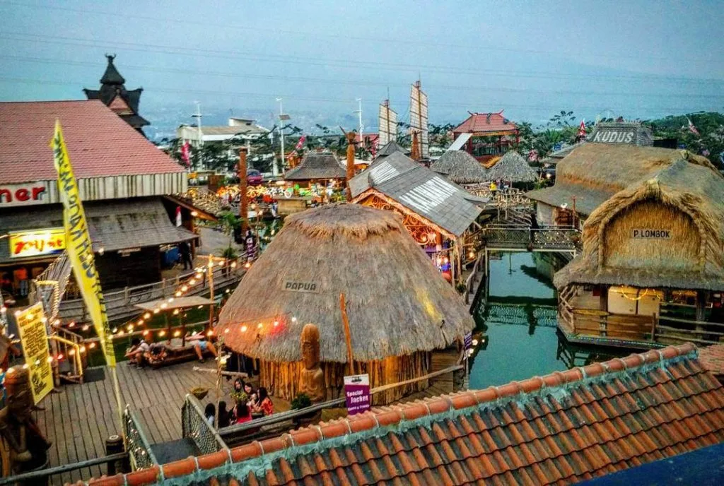 Pasar Wisata Batu via Data Blog, 1. Batu Night Spectacular, 2. Jatim Park 2, 3. Jatim Park 1, 4. Eco Green Park, 5. Alun – Alun Kota Batu, 6. Museum Angkut, 7. Museum d’Topeng Kingdom, 8. Taman Selecta Batu, 9. Inggil Museum Resto, 10. Kusuma Agrowisata Batu, 11. Kaliwatu Rafting, 12. Agrowisata Petik Apel Bumiaji, 13. Air Terjun Coban Talun, 14. Air Terjun Coban Rondo, 15. Pura Giri Arjuno, 16. Batu Wonderland, 17. Pemandian Air Panas Cangar, 18. Paralayang Batu, 19. Omah Kayu di Batu Malang , 20. Downhill Track Bukit Klemuk Batu, 21. Pemandian Songgoriti Batu, 22. Taman Kelinci, 23. Cafe Sawah Pujon Kidul, 24. Coban Rais, 25. Goa Pinus, 26. Gunung Banyak “Angel”, 27. Rumah Indian Coban Talun, 28. Jatim Park 3, 29. Taman Langit, 30. Predator Fun Park, 31. Flora Wisata San Terra, 32. Kebun Bunga Matahari dan Peternakan Kuda Megastar, 33. Ngukir Wisata Alam, 34. Taman Dolan, 35. Kampung LA Batu, 36. Coban Putri, 37. Pasar Wisata Batu, 38. Candi Songgoriti, 39. Sumber Torong Park