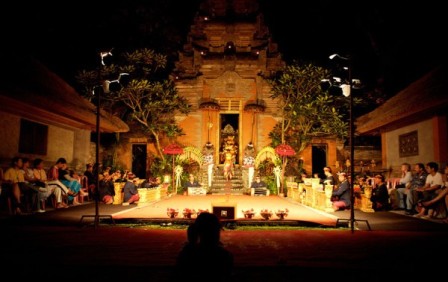 Puri Saren Agung Ubud, 1. Monkey Forest, 2. Istana Ubud, 3. Desa Visesa Ubud, 4. Pasar Seni Ubud, 5. Puri Saren Agung Ubud, 6. Goa Gajah (Elephant Cave), 7. Agung Rai Museum of Art (ARMA) Ubud, 8. Pura Taman Kemuda Saraswati, 9. Ayung Rafting, 10. Alas Harum Bali, 11. Tari Legong Mahabharata Di Puri Ubud, 12. Air Terjun Tegenungan, 13. Campuhan Ridge Walk, 14. Gunung Kawi Ubud, 15. Pura Kehen Ubud, 16. Tirta Empul Ubud, 17. Ubud me Sari Luwak Coffee, 18. Resto Bebek Bengil Ubud, 19. Bali Bird &amp; Reptile Park, 20. Museum Antonio Blanco Ubud, 21. Museum Rudana Ubud, 22. Nyuh Kuning Village, 23. Mason Elephant Park &amp; Lodge, 24. Museum Puri Lukisan Ubud, Museum Tertua di Bali, 25. Bali ATV Ride, 26. Desa Celuk, 27. The Yoga Barn, 28. Trekking Authentik Bali, 29. Swept Away at The Samaya Ubud, 30. La View Restaurant, 31. Seniman Coffee Studio, 32. Ketuts Bali Cooking Class, 33. Four Seasons Resort Bali At Sayan, 34. Hanging Gardens Of Bali, 35. Zen Hideaway, 36. Bali Pulina, 38. Museum Seni Neka Ubud, 39. Folk Pool &amp; Gardens