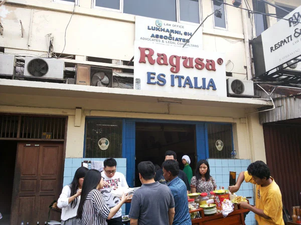Ragusa via Jakartabytrain, 1. Bandar Djakarta, 2. Nasi Goreng Kambing Kebon Sirih Sejak 1958, 3. Joni Steak, 4. Bebek Kaleyo Tebet, 5. Ayam Goreng Berkah, 6. Talaga Sampireun – Puri, 7. Bopet Mini Benhil, 8. Roti Bakar Eddy Blok M, 9. Kwetiaw Sapi 78 Mangga Besar, 10. Restoran Garuda, 11. Warung MJS, 12. Tugu Kuntskring Palais Jakarta, 13. Ragusa Es Italia, 14. Waroeng Sunda, 15. Holycow STEAKHOUSE, 16. Kaum Jakarta, 17. Bubur Kwang Tung, 18. Cerita Rasa Nusantara, 19. Kampung Kecil Kedoya Puri Kembangan, 20. Pagi Sore Cempaka Putih, 21. Social House Grand Indonesia, 22. Soto Betawi Haji Husen, 23. Restoran Beautika Khas Manado – Abdul Muis, 24. Ikan Bakar Cianjur, 25. Warmindo Abang Adek, 26. Bebek Bentu Cempaka Putih, 27. OTW Food Street, 28. Dim Sum Inc, 29. Nasi Gandul Bu Endang, 30. Warung Mak Dower, 31. Warung Nagih, 32. Ayam Goreng Gohyong Malaya, 33. Harum Manis, 34. Munik Restoran, 35. Smarapura Traditional Resto, 36. Anomali Coffee Setiabudi, 37. Sate Maranggi Haji Yetty, 38. Bungarampai, 39. Tony Roma’s, 40. Chinesefood 99 Pecenongan, 41. SINOÜ, 42. The Awan Lounge, 43. Waha Kitchen, 44. Gado-gado Bonbin, 45. Martabak Boss, 46. Colette Lola – Wolter Monginsidi, 47. Food Lab
