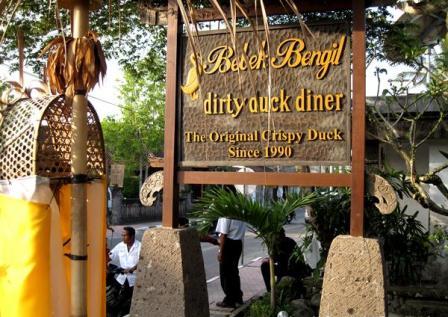 Resto Bebek Bengil Ubud, 1. Monkey Forest, 2. Istana Ubud, 3. Desa Visesa Ubud, 4. Pasar Seni Ubud, 5. Puri Saren Agung Ubud, 6. Goa Gajah (Elephant Cave), 7. Agung Rai Museum of Art (ARMA) Ubud, 8. Pura Taman Kemuda Saraswati, 9. Ayung Rafting, 10. Alas Harum Bali, 11. Tari Legong Mahabharata Di Puri Ubud, 12. Air Terjun Tegenungan, 13. Campuhan Ridge Walk, 14. Gunung Kawi Ubud, 15. Pura Kehen Ubud, 16. Tirta Empul Ubud, 17. Ubud me Sari Luwak Coffee, 18. Resto Bebek Bengil Ubud, 19. Bali Bird &amp; Reptile Park, 20. Museum Antonio Blanco Ubud, 21. Museum Rudana Ubud, 22. Nyuh Kuning Village, 23. Mason Elephant Park &amp; Lodge, 24. Museum Puri Lukisan Ubud, Museum Tertua di Bali, 25. Bali ATV Ride, 26. Desa Celuk, 27. The Yoga Barn, 28. Trekking Authentik Bali, 29. Swept Away at The Samaya Ubud, 30. La View Restaurant, 31. Seniman Coffee Studio, 32. Ketuts Bali Cooking Class, 33. Four Seasons Resort Bali At Sayan, 34. Hanging Gardens Of Bali, 35. Zen Hideaway, 36. Bali Pulina, 38. Museum Seni Neka Ubud, 39. Folk Pool &amp; Gardens