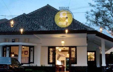 Roemah Makan Enak-Enak, 1. De’ Tuik Garden Cafe &amp; Resto, 2. Caffe Bene, 3. Cafe D’Pakar, 4. Wiki Koffie, 5. Bober Cafe, 6. Cafe Lawangwangi, 7. Taman Gasibu , 8. Sudirman Street, 9. Dakken Coffee &amp; Steak, 10. Suga Rush, 11. Upper East Cafe, 12. Hummingbird Eatery, 13. Maja House, 14. Bumi Sangkuriang, 15. Selasar Sunaryo Art Space, 16. Congo Cafe &amp; Resto, 17. Little Wings Book Cafe, 18. Kedai Mie Reman, 19. Warung Salse, 20. Alun-alun Kota Bandung, 21. Cihampelas Walk atau Ciwalk, 22. Paris van Java, 23. Richeese Factory, 24. Cocorico, 25. Warunk Segood, 26. Noah’s Barn Coffeenery, 27. Two Hands Full, 28. Lacamera Coffee, 29. Roemah Makan Enak-Enak, 30. Kedai Berisik, 31. Waroeng Kopi Modjok, 32. Taman Fotografi, 33. Taman Film, 34. Taman Pustaka Bunga, 35. Taman Labirin, 36. Pet Park, 37. Taman Vanda, 38. Roemah Kopi, 39. Jack Runner Roastery, 40. CUPS Coffee &amp; Kitchen, 41. Ngopie Doeloe