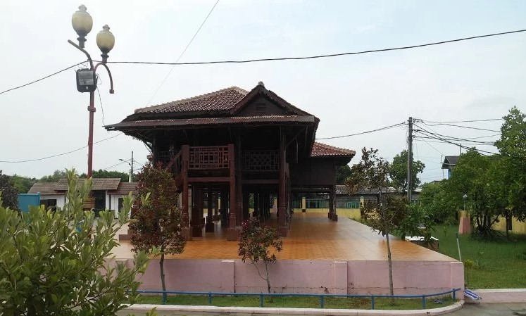 Rumah Si Pitung via Wikipedia, 1. Monumen Nasional (Tugu Monas), 2. Taman Mini Indonesia Indah (TMII), 3. Tebet Eco Park, 4. Taman Impian Jaya Ancol, 5. Dufan (Dunia Fantasi), 6. Taman Margasatwa Ragunan, 7. Pulau Tidung, 8. Ocean Ecopark, 9. Atlantis Water Adventure, 10. Pulau Bidadari, 11. Tribeca Park, 12. Pasar Seni, 13. Jembatan Kota Intan, 14. Museum Sejarah Jakarta, 15. Museum Bank Indonesia, 16. Ice Skating di Sky Rink, 17. KidZania Jakarta, 18. Kota Tua Jakarta, 19. Grand Indonesia Mall, 20. Masjid Istiqlal, 21. Gereja Katedral Jakarta, 22. Pasar Taman Puring, 23. Taman Suropati Jakarta, 24. Museum Nasional, 25. Pasar Tanah Abang, 26. Pecinan Glodok Jakarta, 27. Sea World Indonesia, 28. Setu Babakan Jakarta, 29. Wisata Mangrove Jakarta, 30. Taman Ayodia, 31. Taman Hutan Kota Penjaringan, 32. Cibugary Farm – Wisata Edukasi Cibugary, 33. Hauwke’s Auto Gallery Kayak Museum Angkut di Malang, 34. Pondok Indah Water Park, 35. The Escape Hunt (Tutup Permanen), 36. Kemang Food Festival (Tutup), 37. Taman Kepulauan Seribu, 38. Wisata Pendidikan Pinisi, 39. Flight Experience Gandaria (Tutup Permanen), 40. Tamasya di Taman Tabebuya, 41. Museum Satria Mandala, 42. Liburan ke Museum di Tengah Kebun, 43. Kampung Main Cipulir, 44. Taman Situ Lembang, 45. Taman Ismail Marzuki, 46. Museum Joang ‘45, 47. Freedom Library (Tutup Permanen), 48. Galeri Indonesia Kaya, 49. Taman Menteng, 50. Museum Macan, 51. Museum Wayang, 52. Klenteng Jin De Yuan, 53. Museum Tekstil, 54. Rumah Si Pitung, 55. Pantai Marunda, 56. Waterbom PIK (Tutup Permanen), 57. Alive Museum Jakarta, 58. Museum Bahari, 59. Pulau Semak Daun, 60. Pulau Pramuka, 61. Pulau Kelapa, 62. Bricks 4 Kidz, 63. Museum Perangko Indonesia, 64. Taman Agrowisata Cilangkap