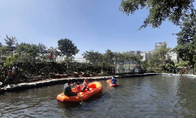 Sumber Torong Park Batu via Atourin, 1. Batu Night Spectacular, 2. Jatim Park 2, 3. Jatim Park 1, 4. Eco Green Park, 5. Alun – Alun Kota Batu, 6. Museum Angkut, 7. Museum d’Topeng Kingdom, 8. Taman Selecta Batu, 9. Inggil Museum Resto, 10. Kusuma Agrowisata Batu, 11. Kaliwatu Rafting, 12. Agrowisata Petik Apel Bumiaji, 13. Air Terjun Coban Talun, 14. Air Terjun Coban Rondo, 15. Pura Giri Arjuno, 16. Batu Wonderland, 17. Pemandian Air Panas Cangar, 18. Paralayang Batu, 19. Omah Kayu di Batu Malang , 20. Downhill Track Bukit Klemuk Batu, 21. Pemandian Songgoriti Batu, 22. Taman Kelinci, 23. Cafe Sawah Pujon Kidul, 24. Coban Rais, 25. Goa Pinus, 26. Gunung Banyak “Angel”, 27. Rumah Indian Coban Talun, 28. Jatim Park 3, 29. Taman Langit, 30. Predator Fun Park, 31. Flora Wisata San Terra, 32. Kebun Bunga Matahari dan Peternakan Kuda Megastar, 33. Ngukir Wisata Alam, 34. Taman Dolan, 35. Kampung LA Batu, 36. Coban Putri, 37. Pasar Wisata Batu, 38. Candi Songgoriti, 39. Sumber Torong Park