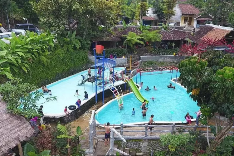 Taman Dolan, 1. Batu Night Spectacular, 2. Jatim Park 2, 3. Jatim Park 1, 4. Eco Green Park, 5. Alun – Alun Kota Batu, 6. Museum Angkut, 7. Museum d’Topeng Kingdom, 8. Taman Selecta Batu, 9. Inggil Museum Resto, 10. Kusuma Agrowisata Batu, 11. Kaliwatu Rafting, 12. Agrowisata Petik Apel Bumiaji, 13. Air Terjun Coban Talun, 14. Air Terjun Coban Rondo, 15. Pura Giri Arjuno, 16. Batu Wonderland, 17. Pemandian Air Panas Cangar, 18. Paralayang Batu, 19. Omah Kayu di Batu Malang , 20. Downhill Track Bukit Klemuk Batu, 21. Pemandian Songgoriti Batu, 22. Taman Kelinci, 23. Cafe Sawah Pujon Kidul, 24. Coban Rais, 25. Goa Pinus, 26. Gunung Banyak “Angel”, 27. Rumah Indian Coban Talun, 28. Jatim Park 3, 29. Taman Langit, 30. Predator Fun Park, 31. Flora Wisata San Terra, 32. Kebun Bunga Matahari dan Peternakan Kuda Megastar, 33. Ngukir Wisata Alam, 34. Taman Dolan, 35. Kampung LA Batu, 36. Coban Putri, 37. Pasar Wisata Batu, 38. Candi Songgoriti, 39. Sumber Torong Park