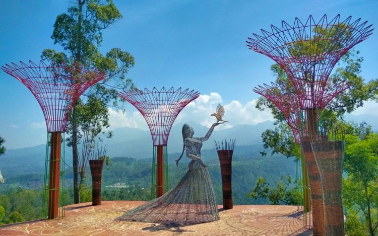 Taman Langit, 1. Batu Night Spectacular, 2. Jatim Park 2, 3. Jatim Park 1, 4. Eco Green Park, 5. Alun – Alun Kota Batu, 6. Museum Angkut, 7. Museum d’Topeng Kingdom, 8. Taman Selecta Batu, 9. Inggil Museum Resto, 10. Kusuma Agrowisata Batu, 11. Kaliwatu Rafting, 12. Agrowisata Petik Apel Bumiaji, 13. Air Terjun Coban Talun, 14. Air Terjun Coban Rondo, 15. Pura Giri Arjuno, 16. Batu Wonderland, 17. Pemandian Air Panas Cangar, 18. Paralayang Batu, 19. Omah Kayu di Batu Malang , 20. Downhill Track Bukit Klemuk Batu, 21. Pemandian Songgoriti Batu, 22. Taman Kelinci, 23. Cafe Sawah Pujon Kidul, 24. Coban Rais, 25. Goa Pinus, 26. Gunung Banyak “Angel”, 27. Rumah Indian Coban Talun, 28. Jatim Park 3, 29. Taman Langit, 30. Predator Fun Park, 31. Flora Wisata San Terra, 32. Kebun Bunga Matahari dan Peternakan Kuda Megastar, 33. Ngukir Wisata Alam, 34. Taman Dolan, 35. Kampung LA Batu, 36. Coban Putri, 37. Pasar Wisata Batu, 38. Candi Songgoriti, 39. Sumber Torong Park